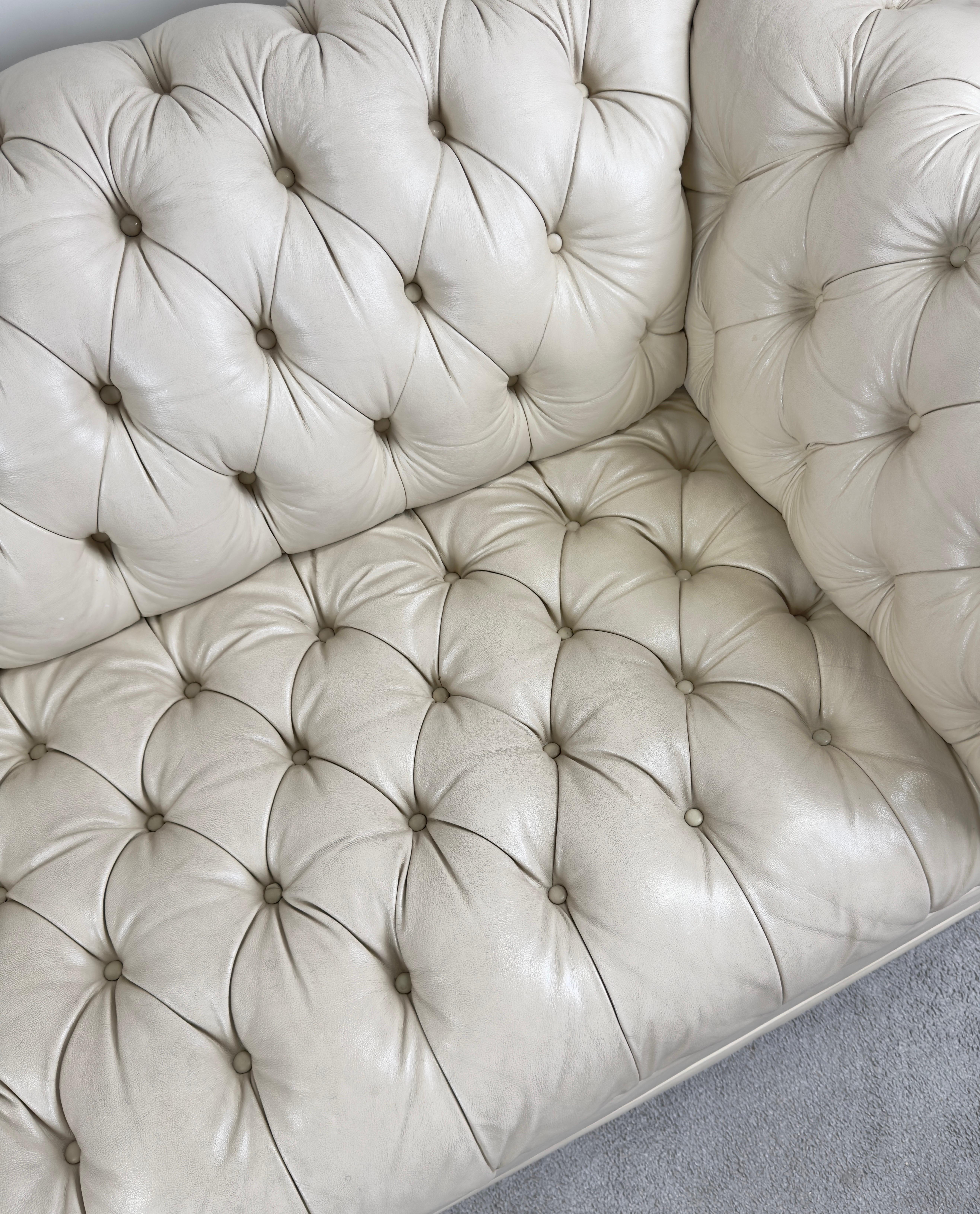 Divano Chesterfield in stile inglese in pelle bianca e nera in vendita 2