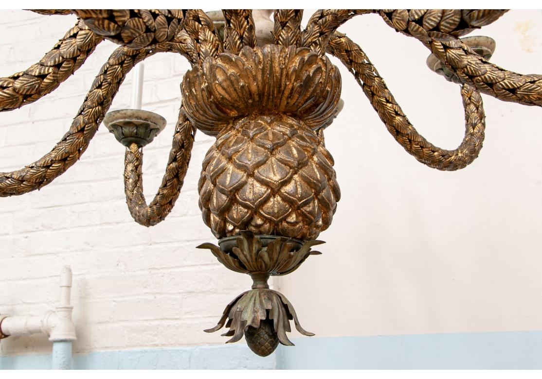 Ananas a 12 luci a più livelli in stile inglese Gilt Tole Leafy  Lampadario in vendita 3