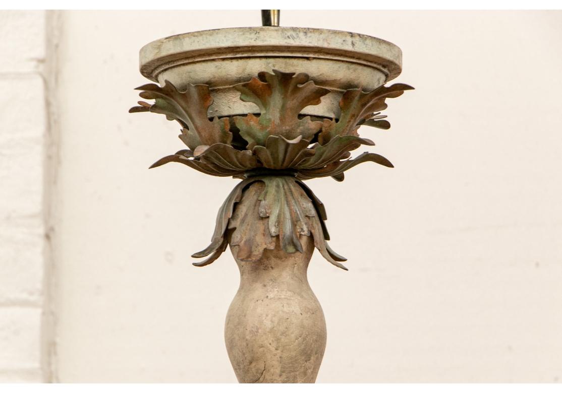  Un lampadario a dodici bracci a forma di ananas, fine e molto decorativo. A due livelli con quattro luci su otto. Foglie di tiglio dorate ricoprono i bracci a voluta con bobeches in metallo dipinto per le luci. Uno stendardo a gradini in legno