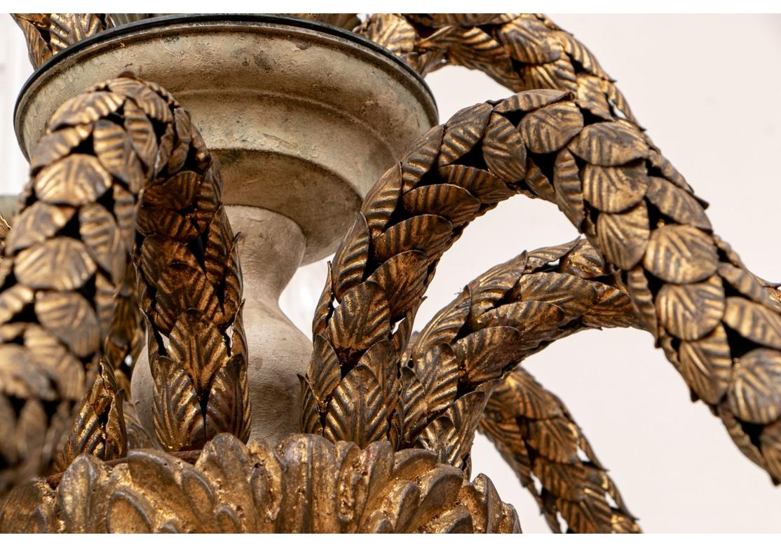 Neoclassico Ananas a 12 luci a più livelli in stile inglese Gilt Tole Leafy  Lampadario in vendita