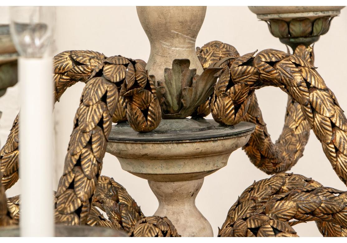 Dorato Ananas a 12 luci a più livelli in stile inglese Gilt Tole Leafy  Lampadario in vendita