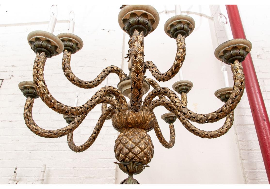 Ananas a 12 luci a più livelli in stile inglese Gilt Tole Leafy  Lampadario In condizioni discrete in vendita a Bridgeport, CT