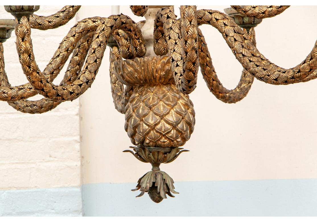 Ananas a 12 luci a più livelli in stile inglese Gilt Tole Leafy  Lampadario in vendita 1