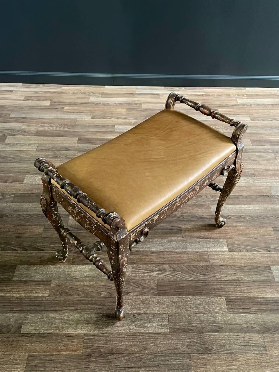 Altro Panca in legno e pelle dorata in stile inglese con gambe a cabriole in vendita