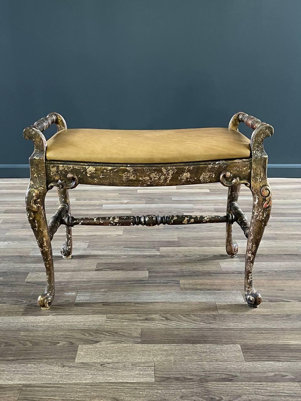 Americano Panca in legno e pelle dorata in stile inglese con gambe a cabriole in vendita