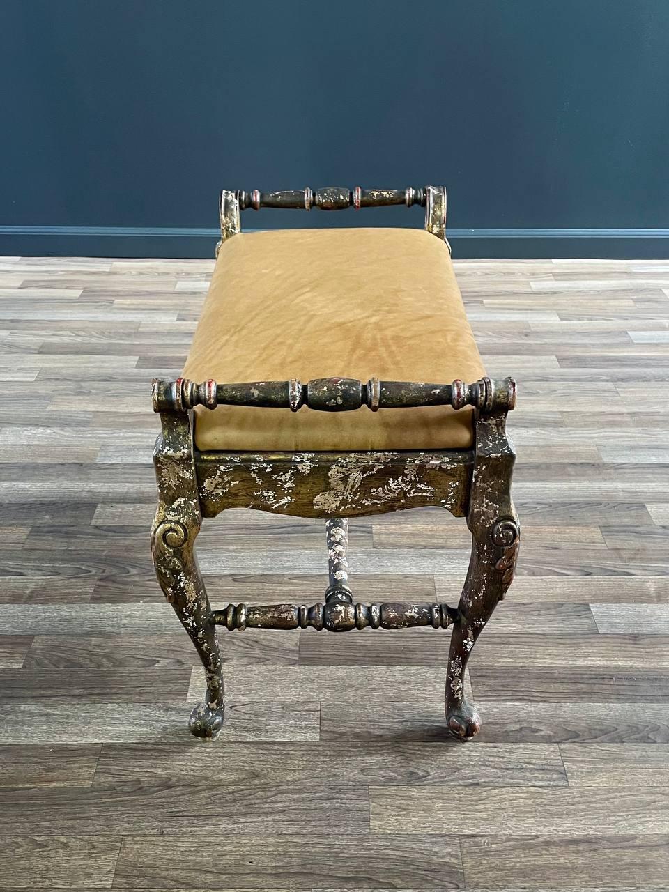Panca in legno e pelle dorata in stile inglese con gambe a cabriole In condizioni buone in vendita a Los Angeles, CA