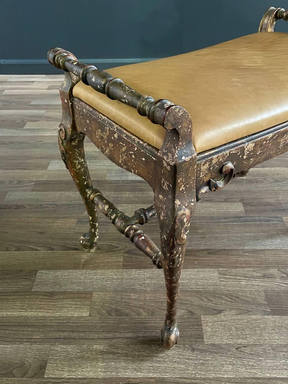 Metà XX secolo Panca in legno e pelle dorata in stile inglese con gambe a cabriole in vendita