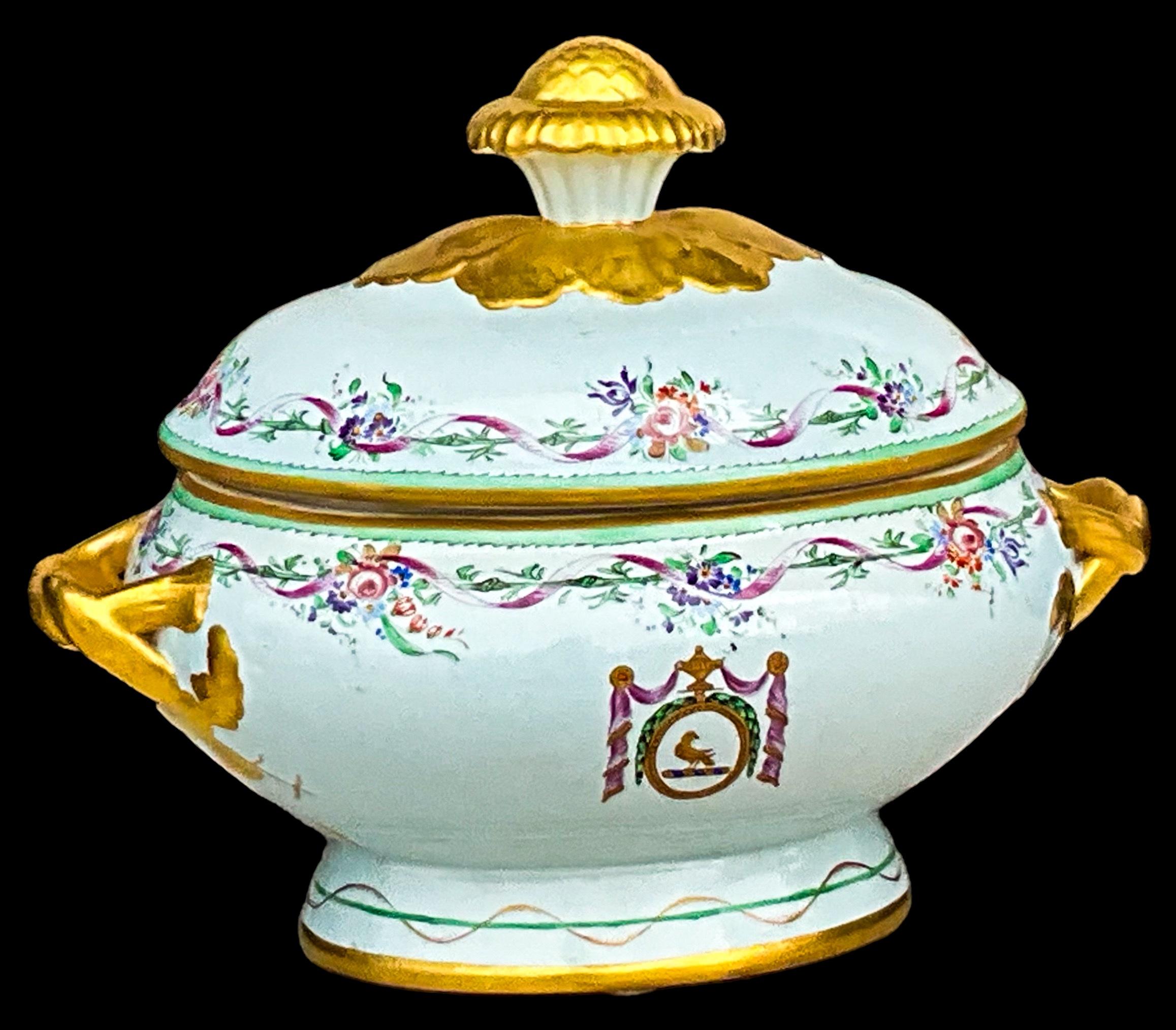 This is a 1960s Italian Mottahedeh hand painted tureen with English armorial styling created by Lowestoft. It is marked and in very good condition.
