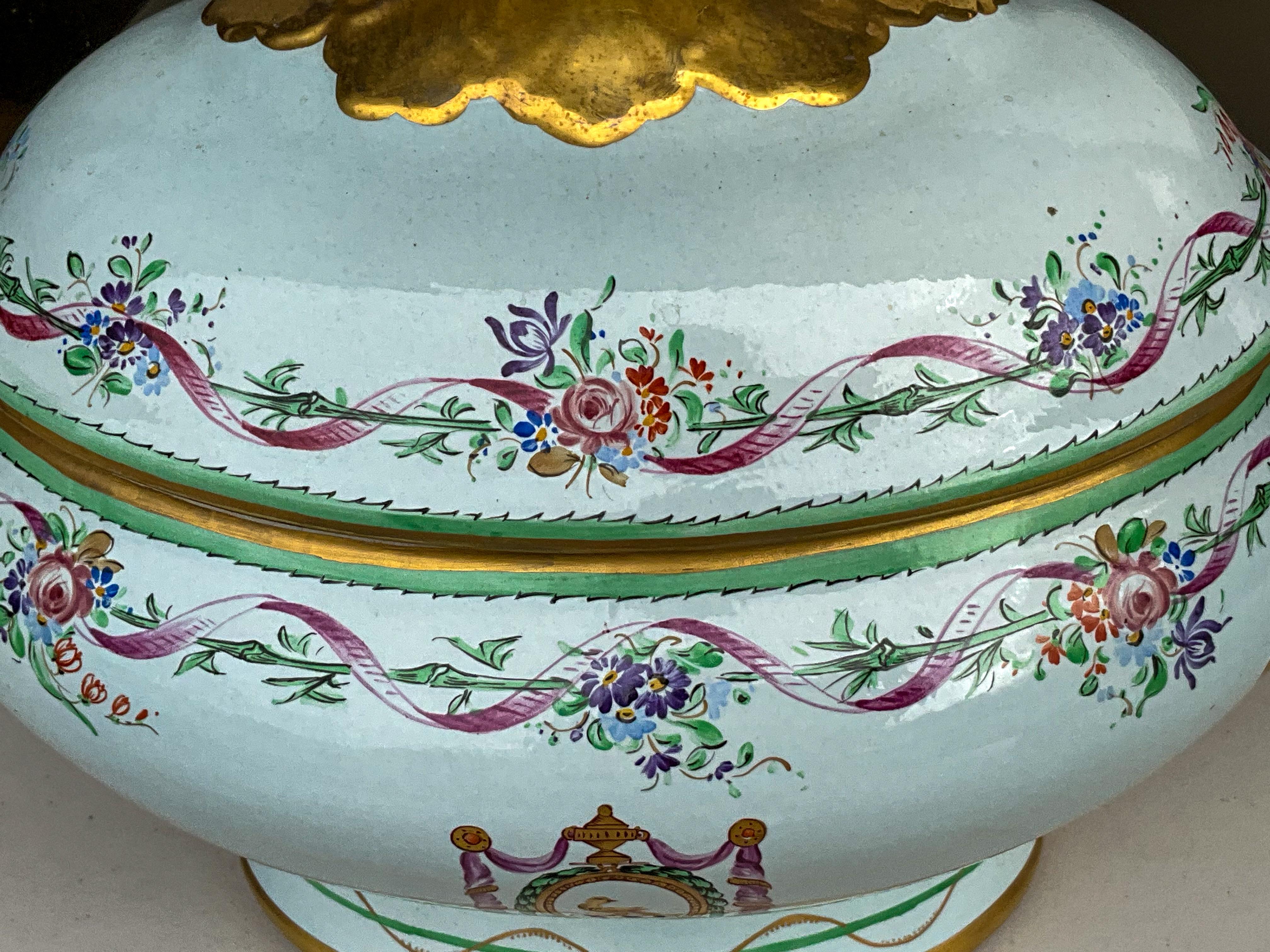English Style Italian Hand Painted Armorial Mottahedeh Pottery Tureen  In Good Condition For Sale In Kennesaw, GA