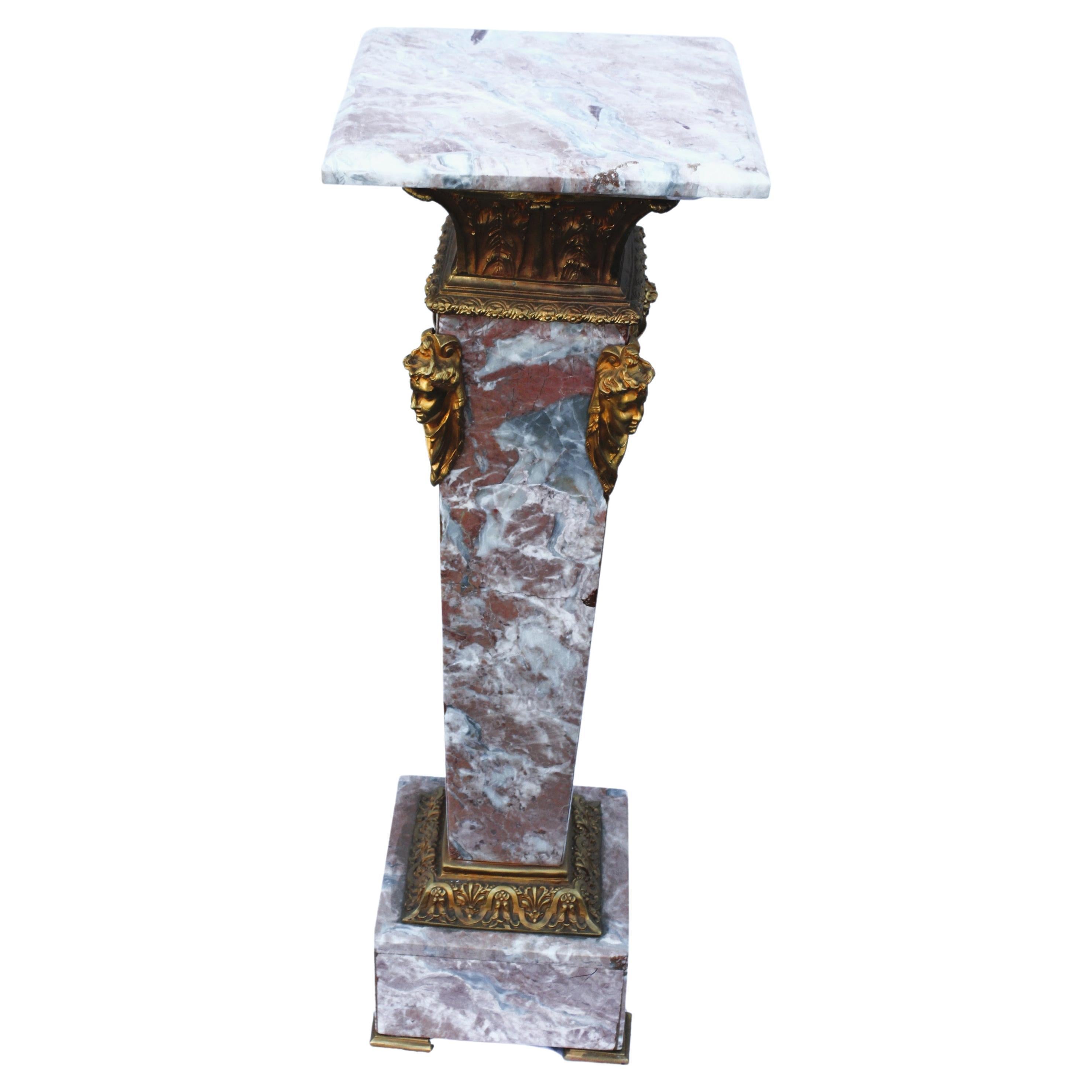 Piédestal en marbre de style anglais, quincaillerie plaquée or
