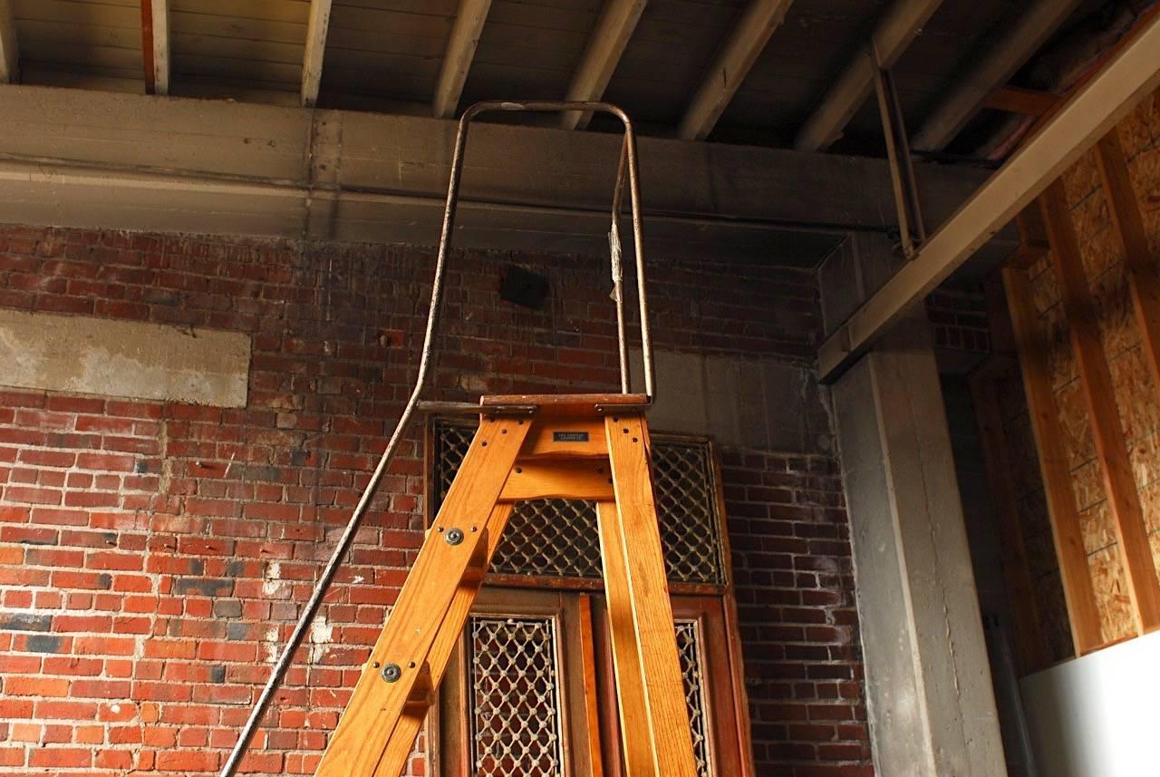 English Style Oak Library Ladder Staircase In Good Condition In Rio Vista, CA