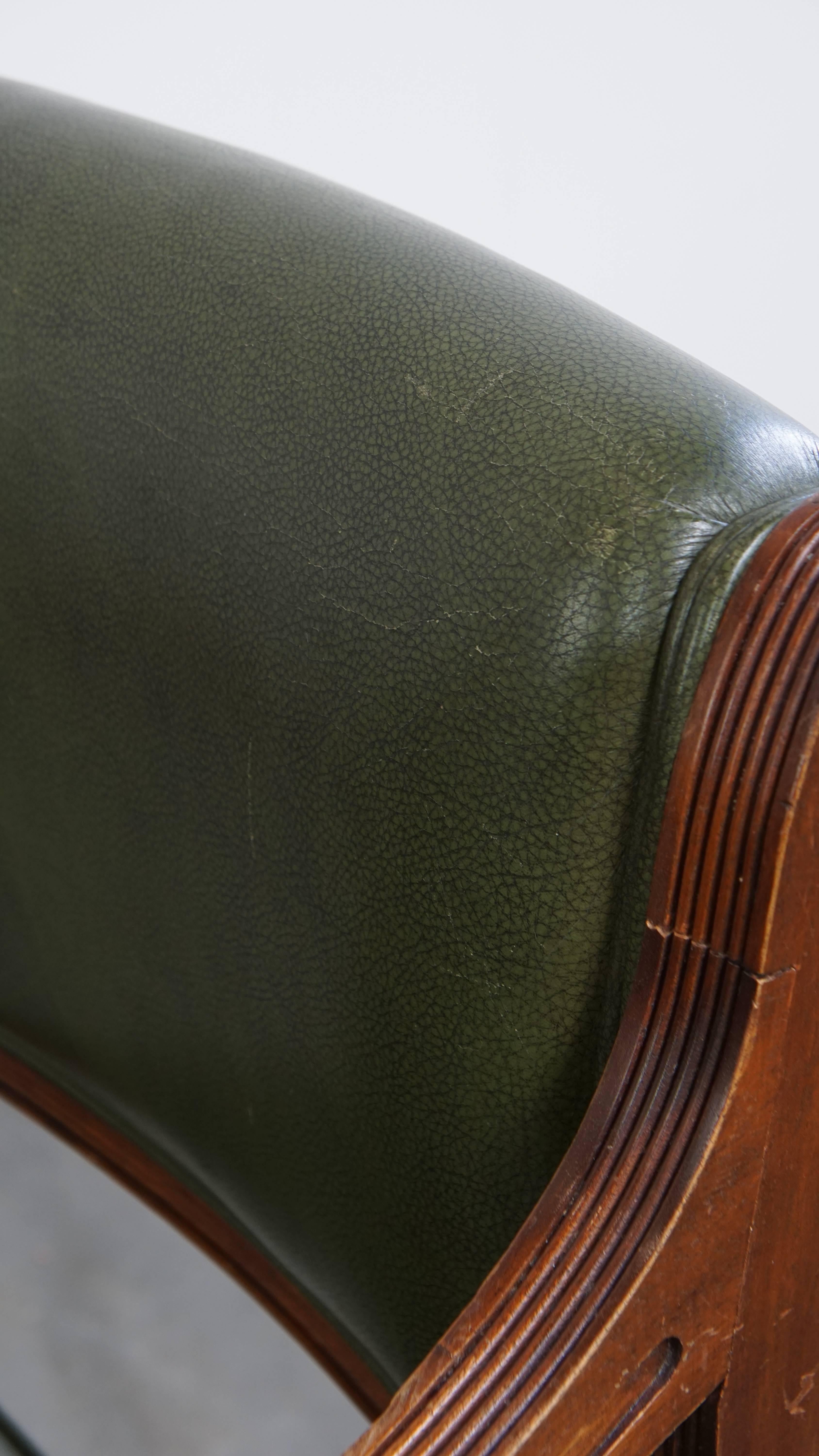 Chaise de bureau de style anglais en cuir de vache sur roues combinée à bois en vente 3