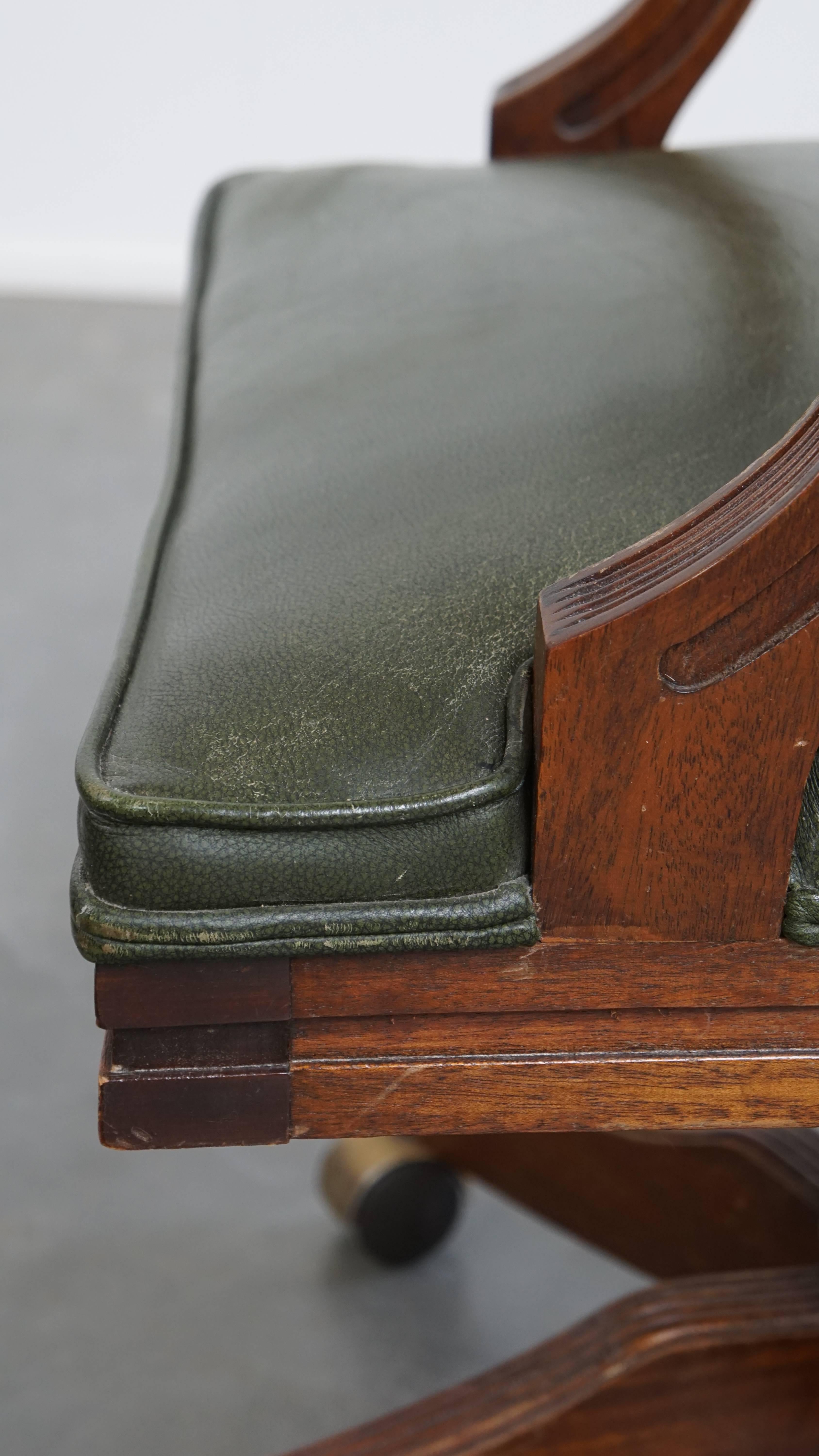 Chaise de bureau de style anglais en cuir de vache sur roues combinée à bois en vente 4