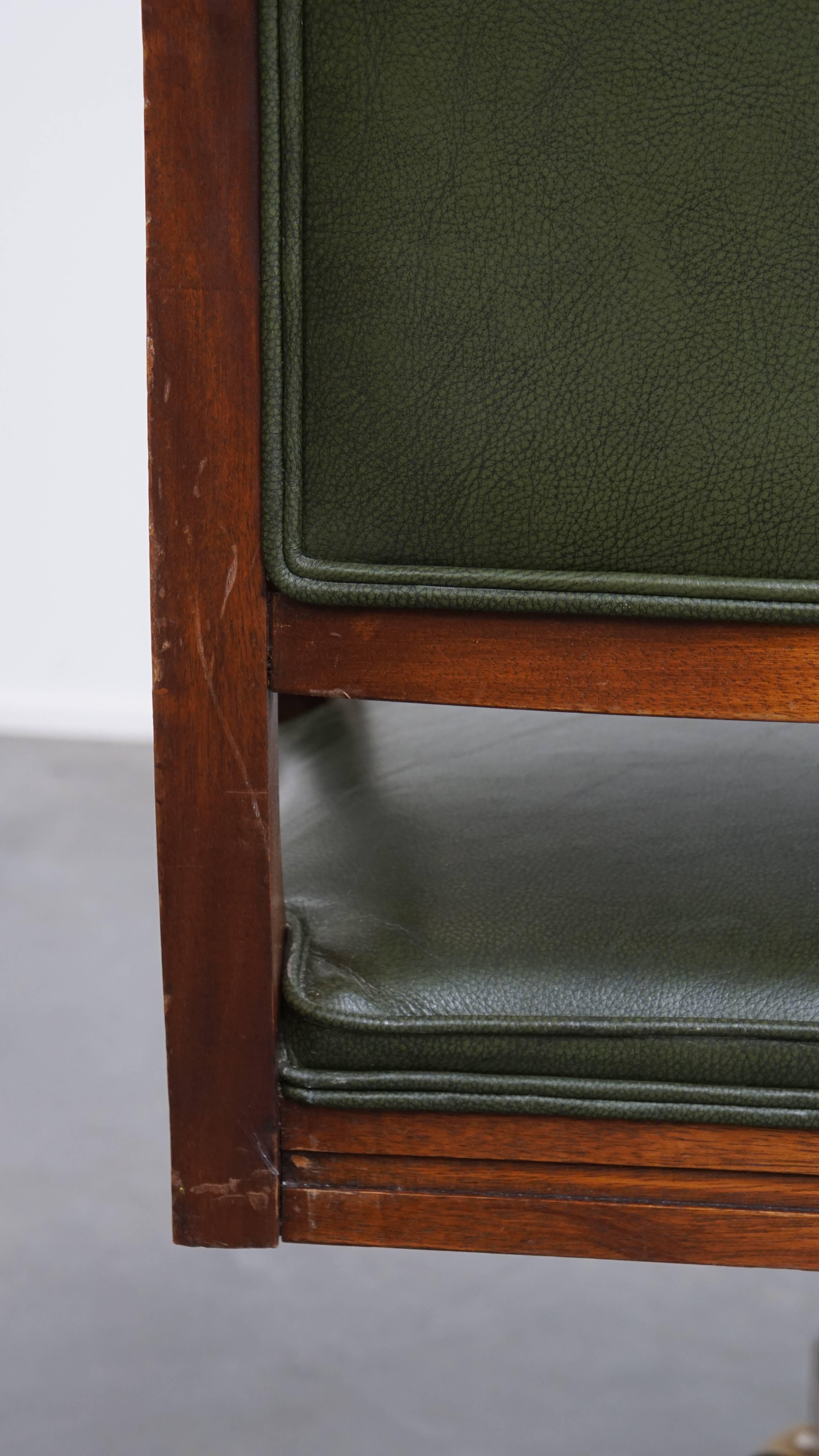 Chaise de bureau de style anglais en cuir de vache sur roues combinée à bois en vente 5