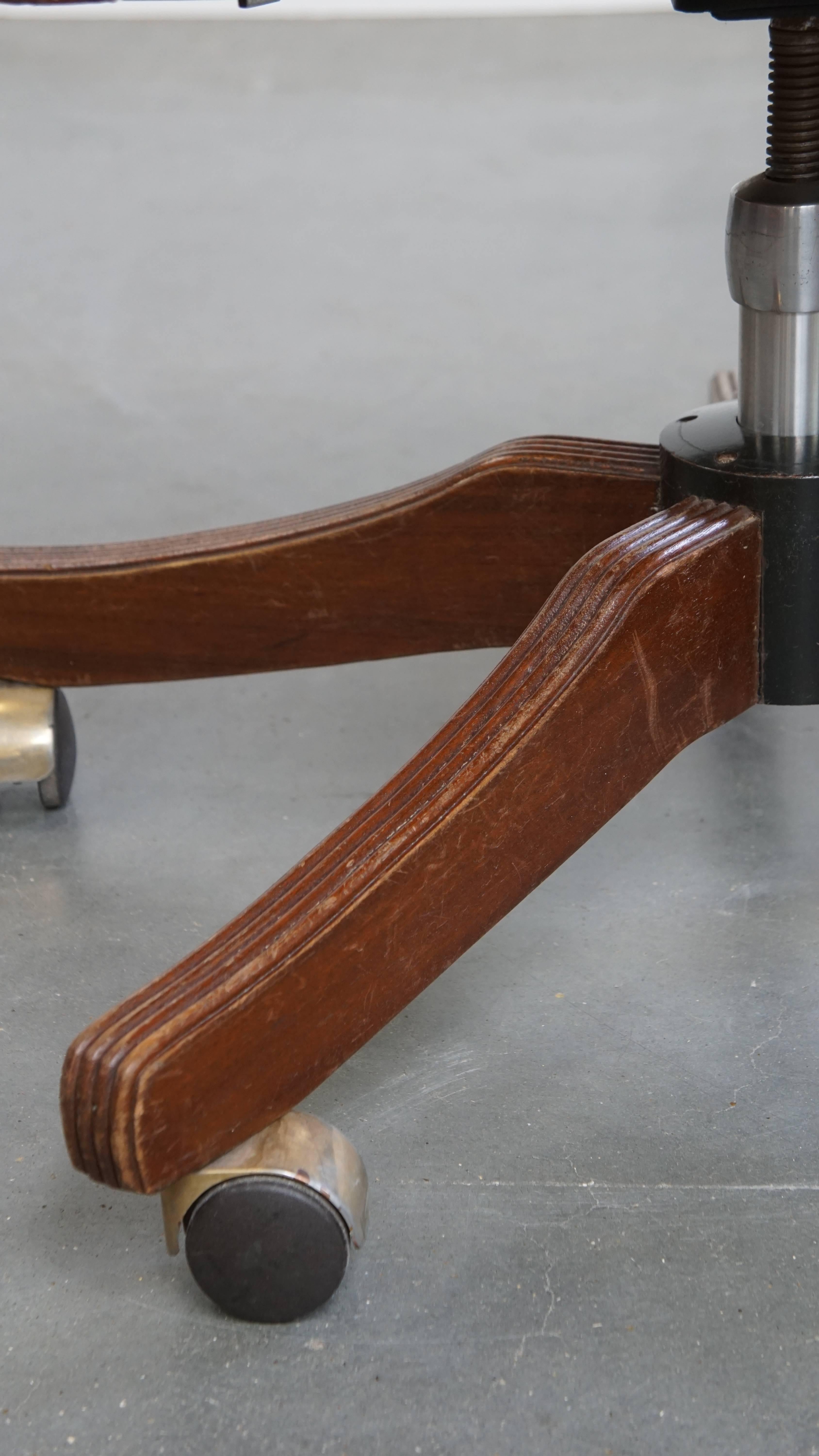 Chaise de bureau de style anglais en cuir de vache sur roues combinée à bois en vente 7