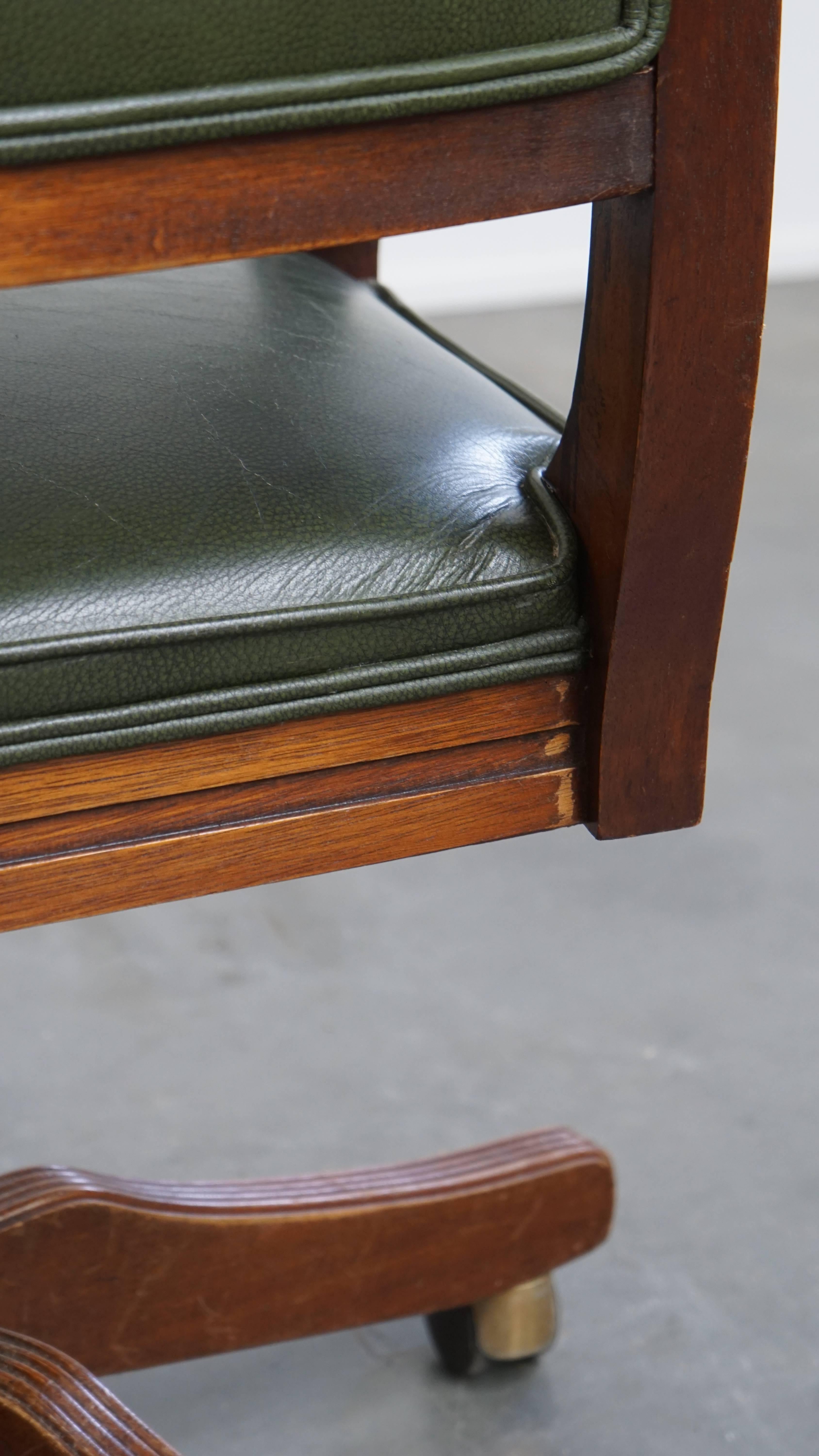 Chaise de bureau de style anglais en cuir de vache sur roues combinée à bois en vente 8