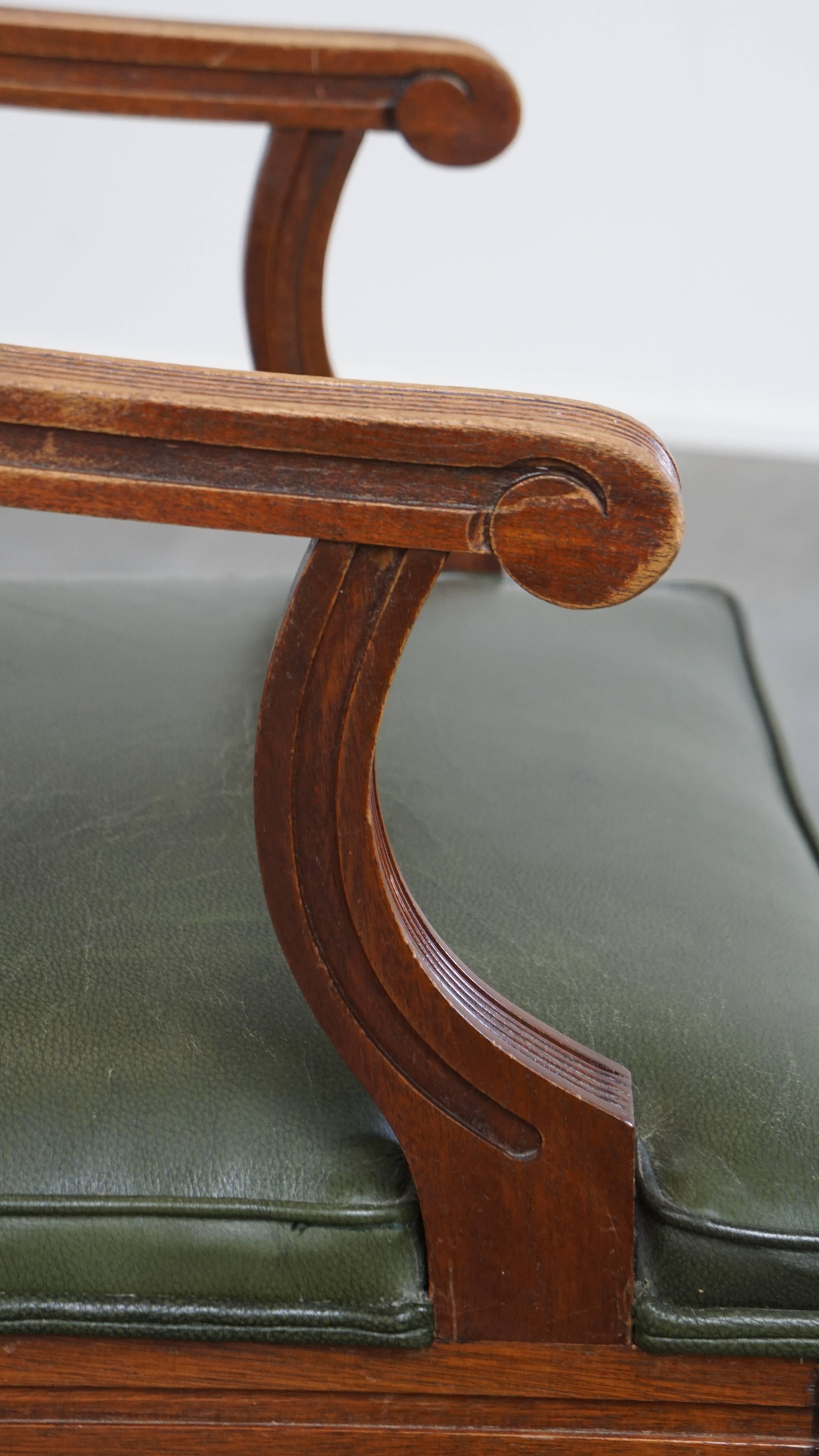 Chaise de bureau de style anglais en cuir de vache sur roues combinée à bois en vente 9