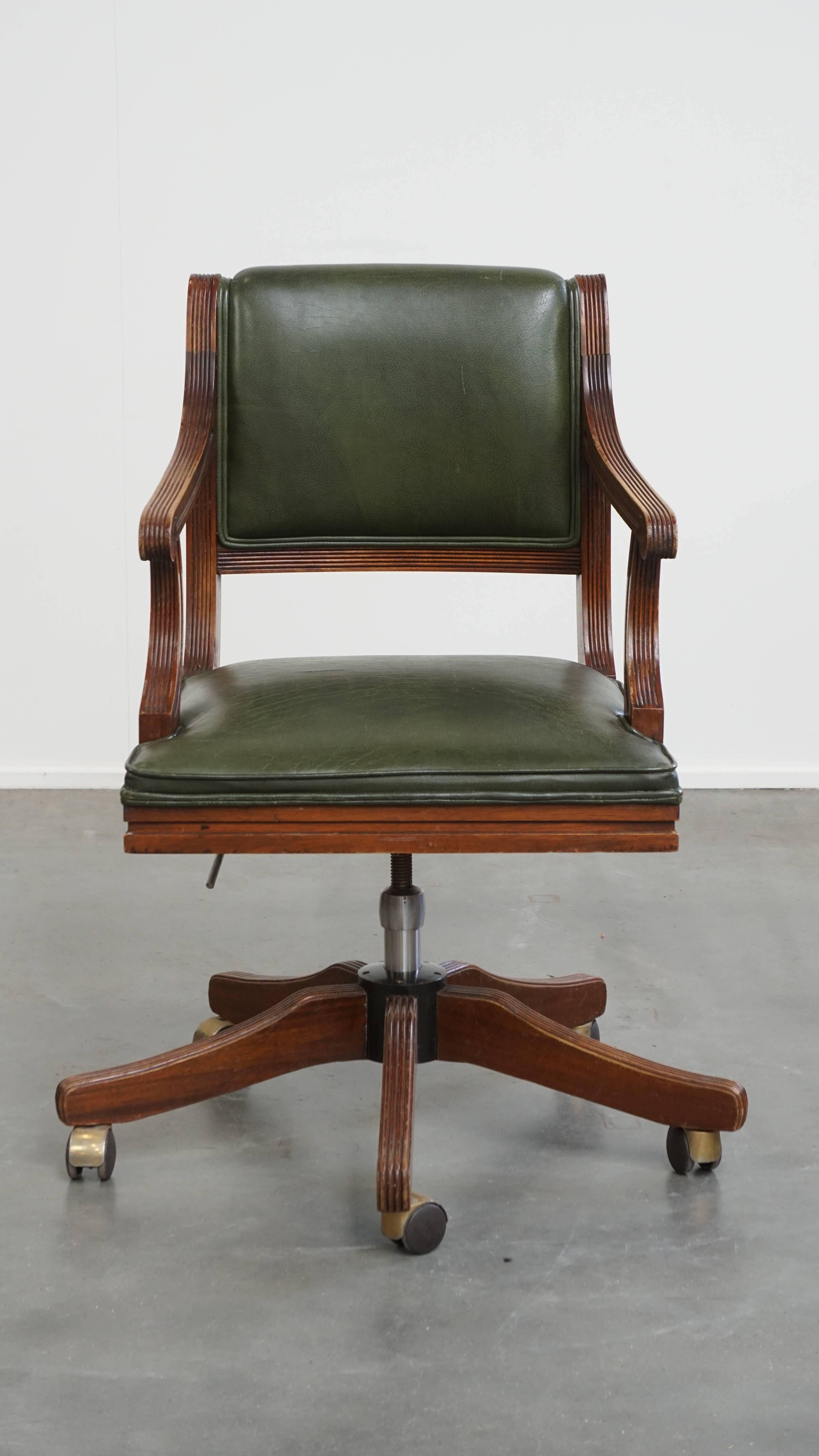 Nous vous proposons cette chaise de bureau intemporelle de style anglais en cuir de vachette vert combiné avec du bois. 

Cette charmante chaise de bureau en cuir et en bois est un ajout intemporel à tout espace de travail. Il est pivotant, réglable
