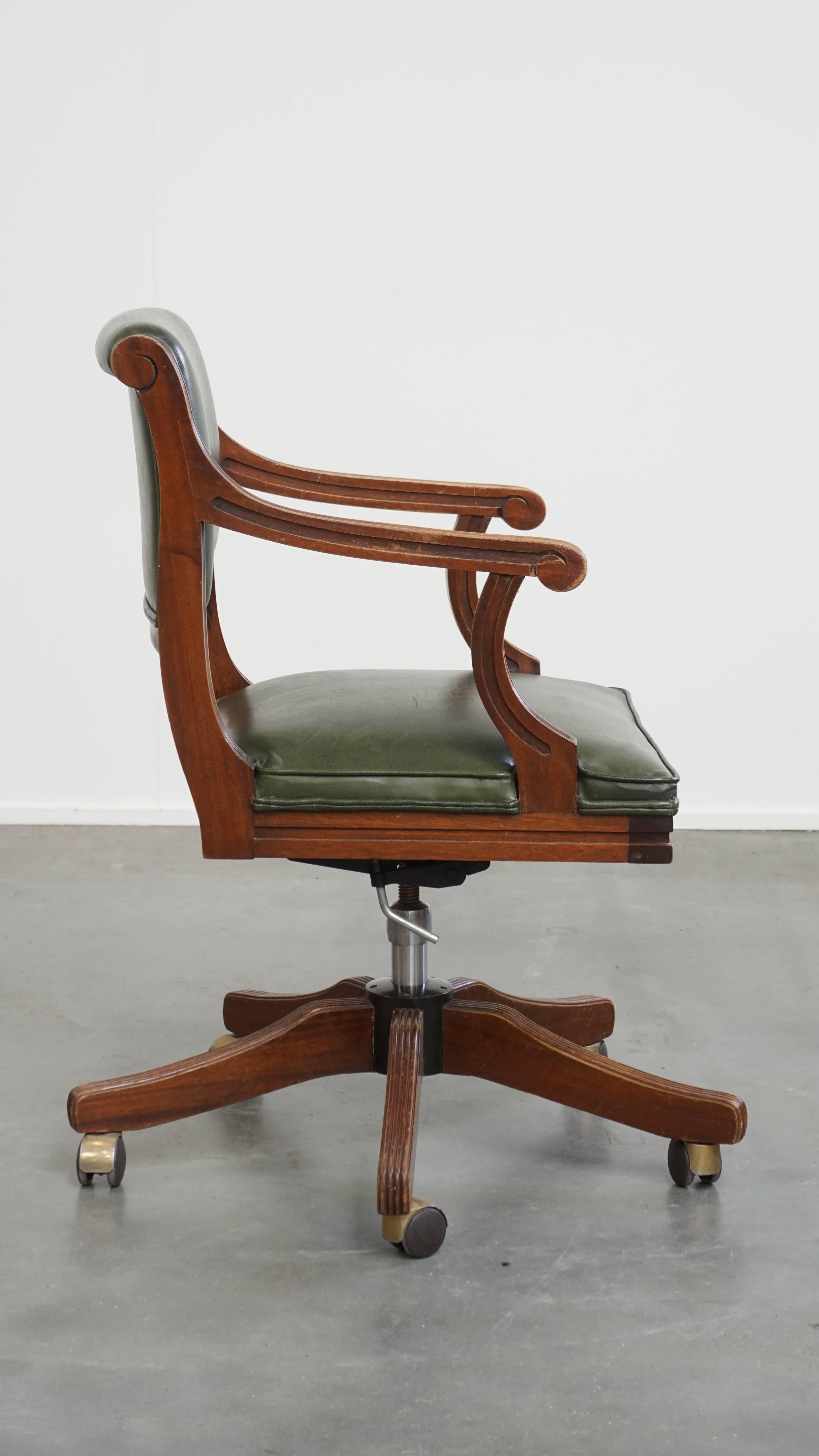 Romain classique Chaise de bureau de style anglais en cuir de vache sur roues combinée à bois en vente