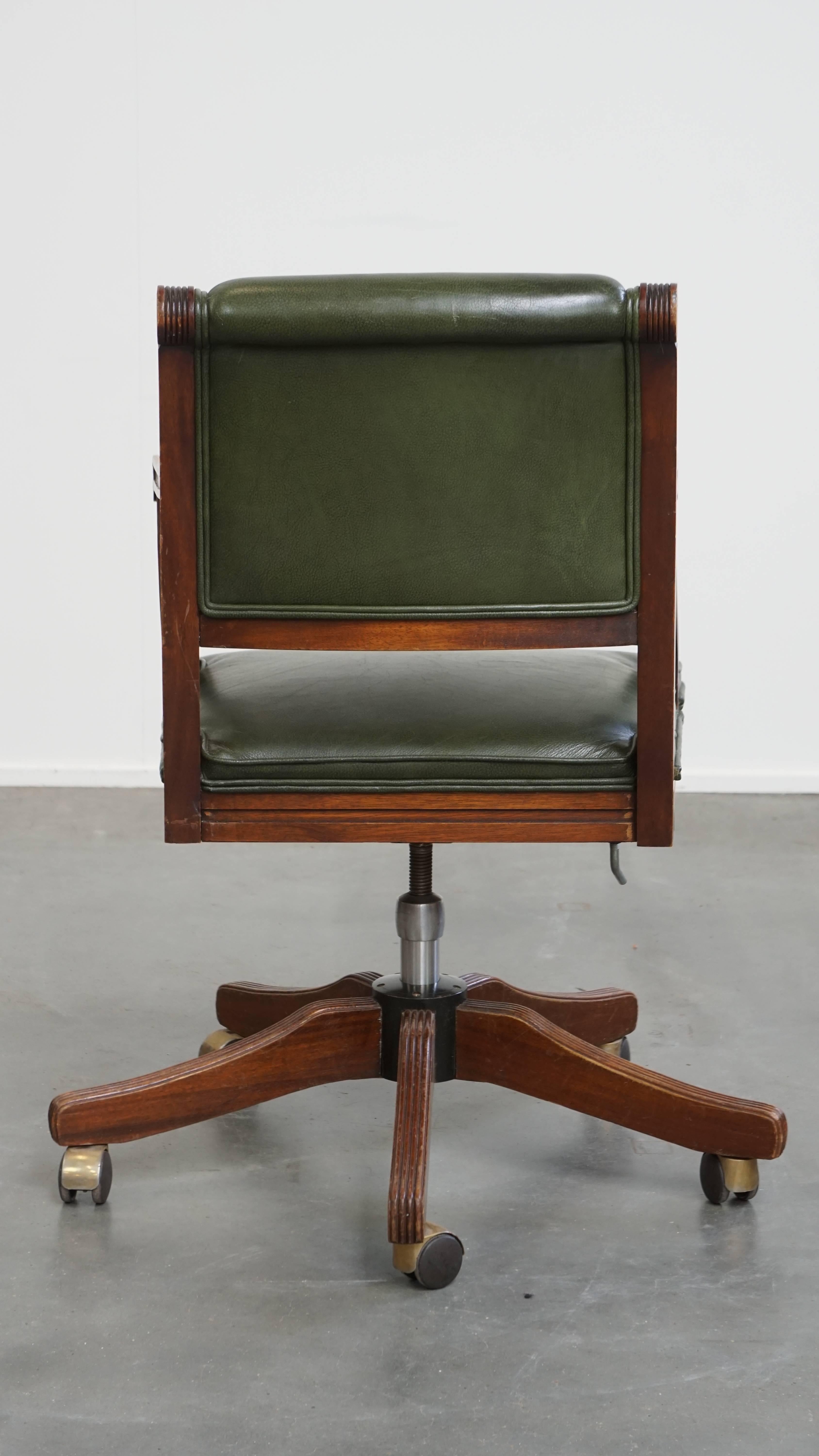 Fait main Chaise de bureau de style anglais en cuir de vache sur roues combinée à bois en vente