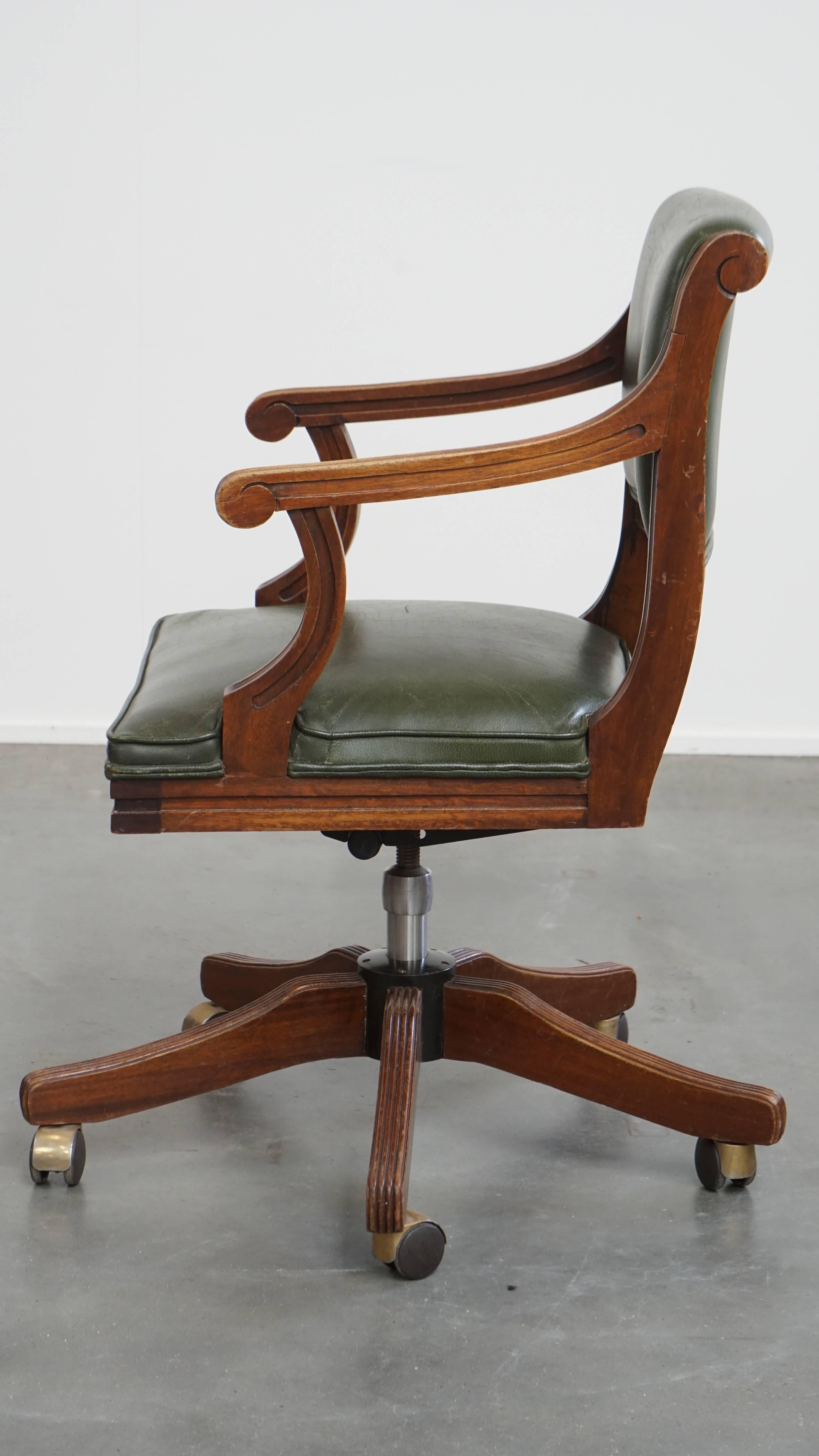 Chaise de bureau de style anglais en cuir de vache sur roues combinée à bois État moyen - En vente à Harderwijk, NL