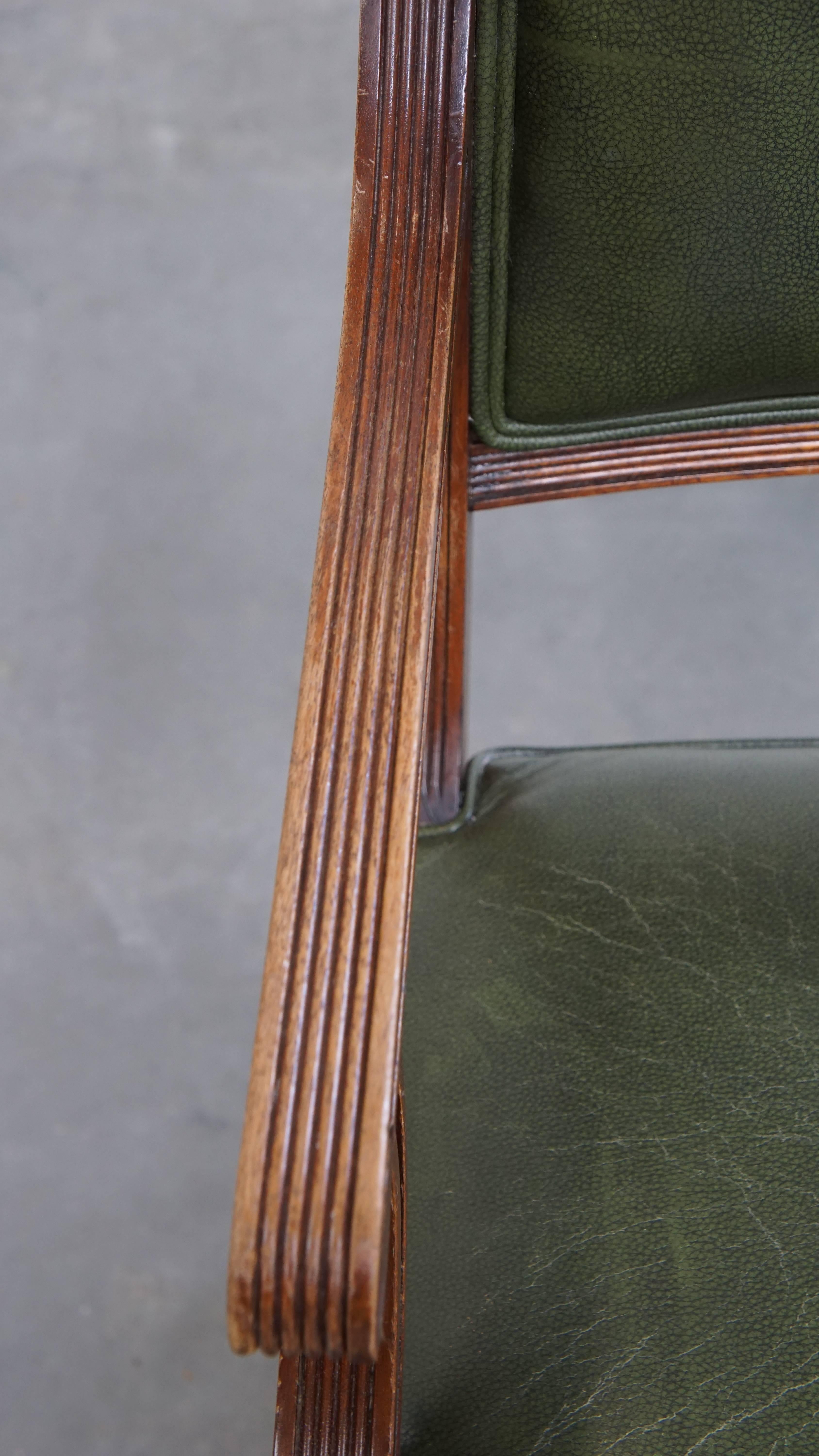 Cuir de vache Chaise de bureau de style anglais en cuir de vache sur roues combinée à bois en vente