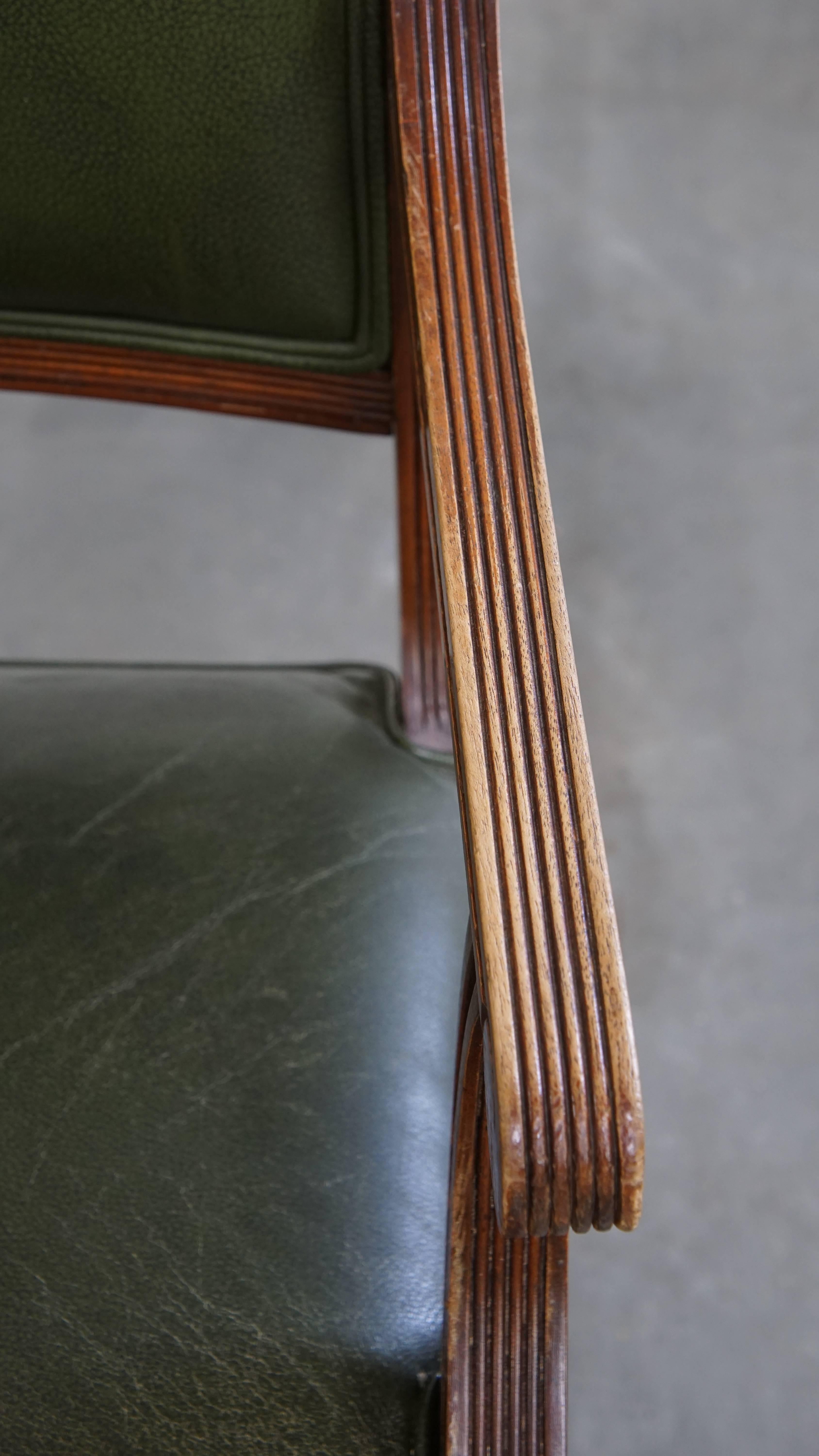 Chaise de bureau de style anglais en cuir de vache sur roues combinée à bois en vente 1