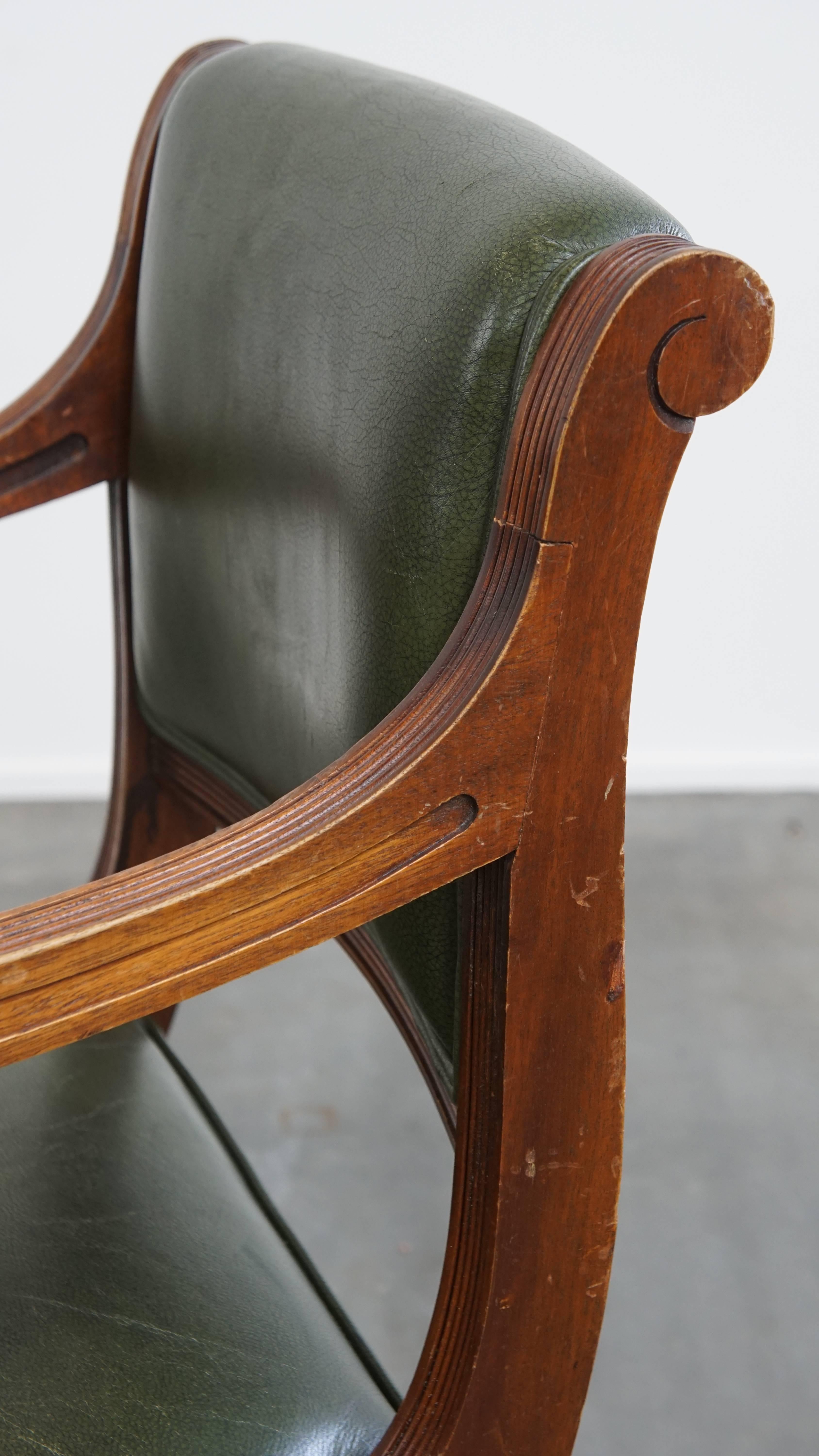 Chaise de bureau de style anglais en cuir de vache sur roues combinée à bois en vente 2