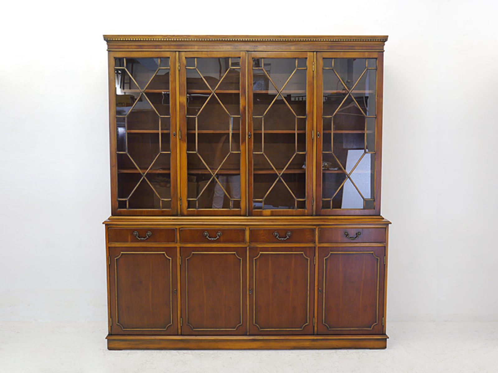 Stylish four-door display cabinet in English style made of walnut veneer.
The four glass doors are provided with rungs and are all individually embedded.
Inside you will find three adjustable shelves behind each door.
The base unit is equipped
