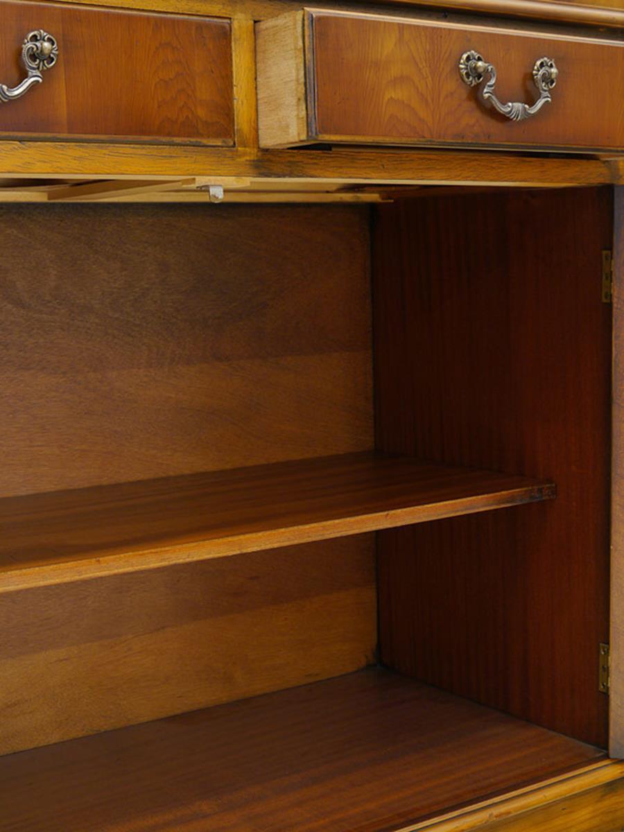 English Style Showcase Cabinet or Buffet Bookcase Made of Walnut In Good Condition In Senden, NRW