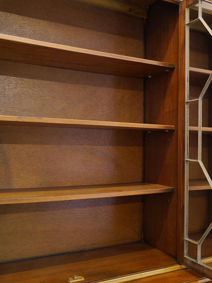 Early 20th Century English Style Showcase Cabinet or Buffet Bookcase Made of Walnut