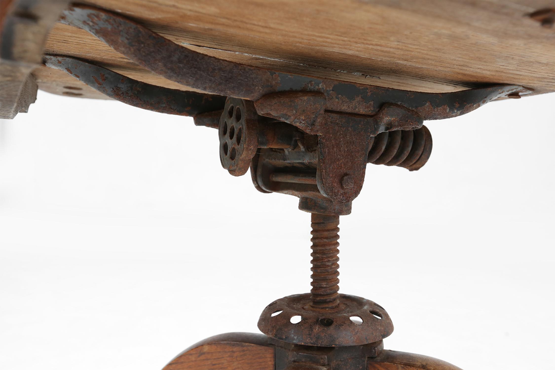 Chaise de bureau de style anglais à base pivotante, vers 1850 en vente 3