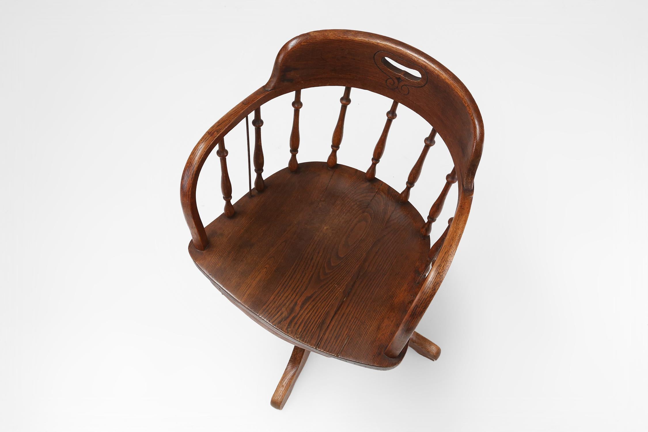 Chaise de bureau de style anglais à base pivotante, vers 1850 en vente 4
