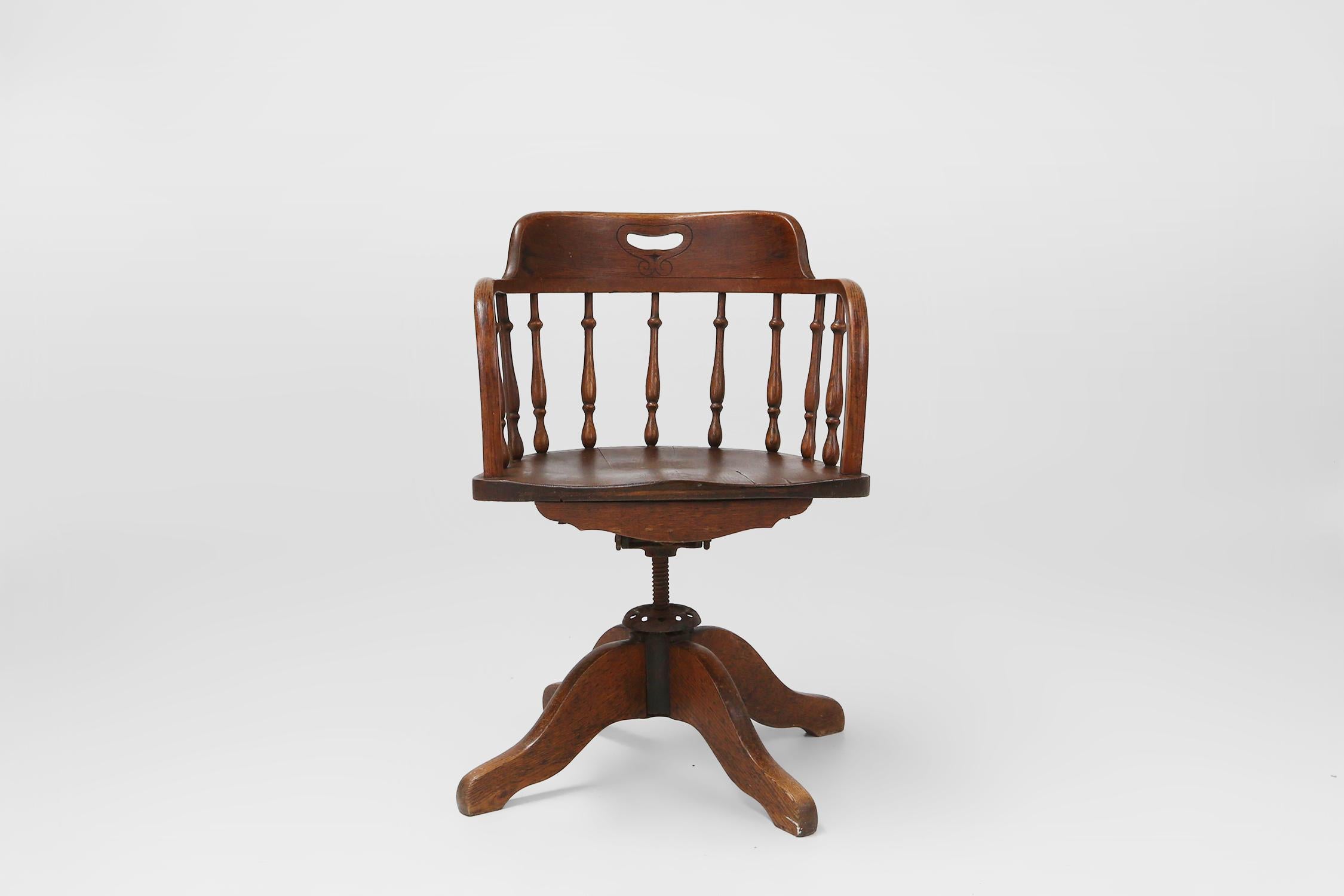 Belgique / 1850 / chaise de bureau / bois et métal / anglais / antique

Fauteuil de bureau de capitaine en bois anglais, pivotant et à bascule, fabriqué vers 1850. Fabuleuse forme avec dossier en fuseau finement tourné, supports d'accoudoirs