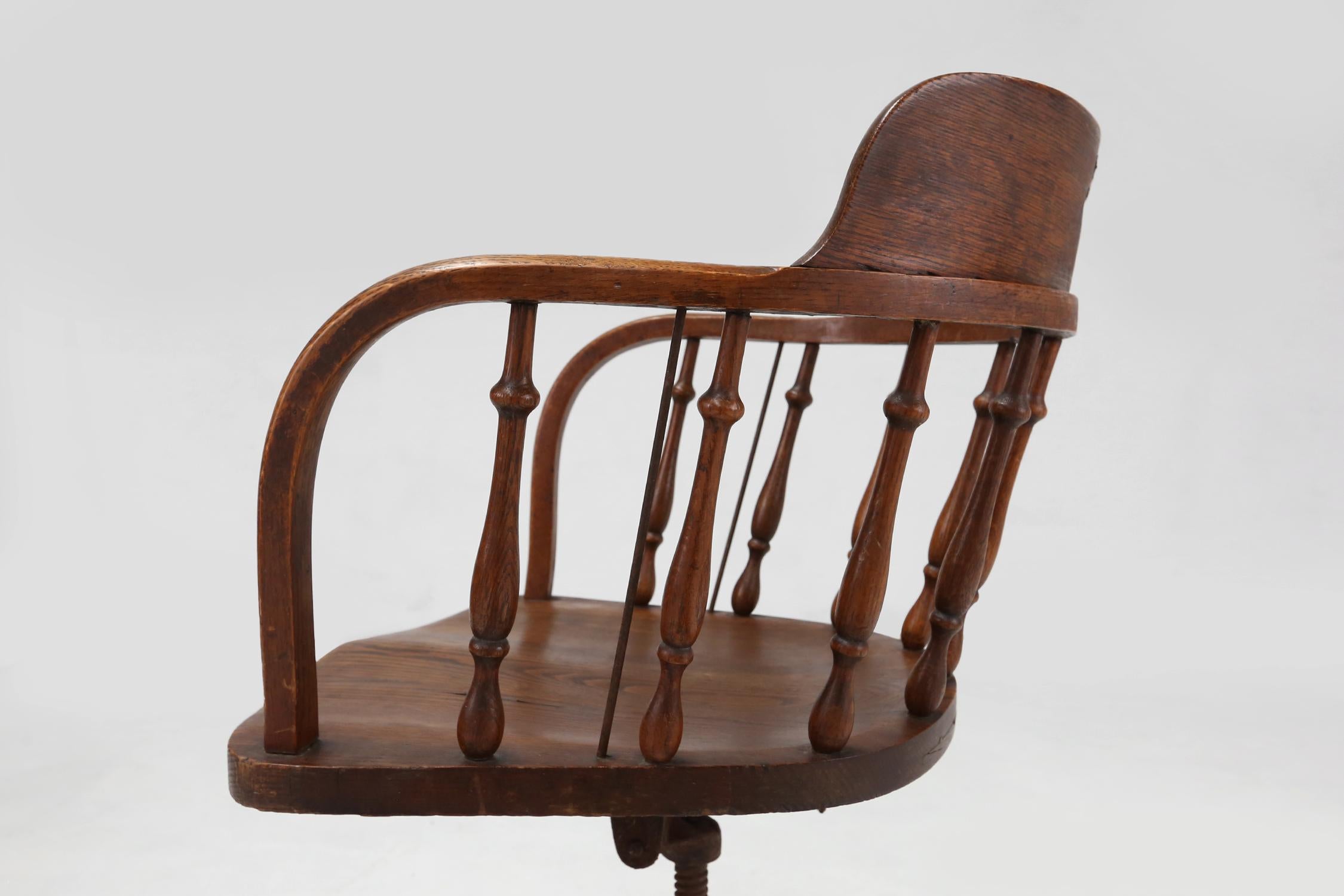 Belge Chaise de bureau de style anglais à base pivotante, vers 1850 en vente