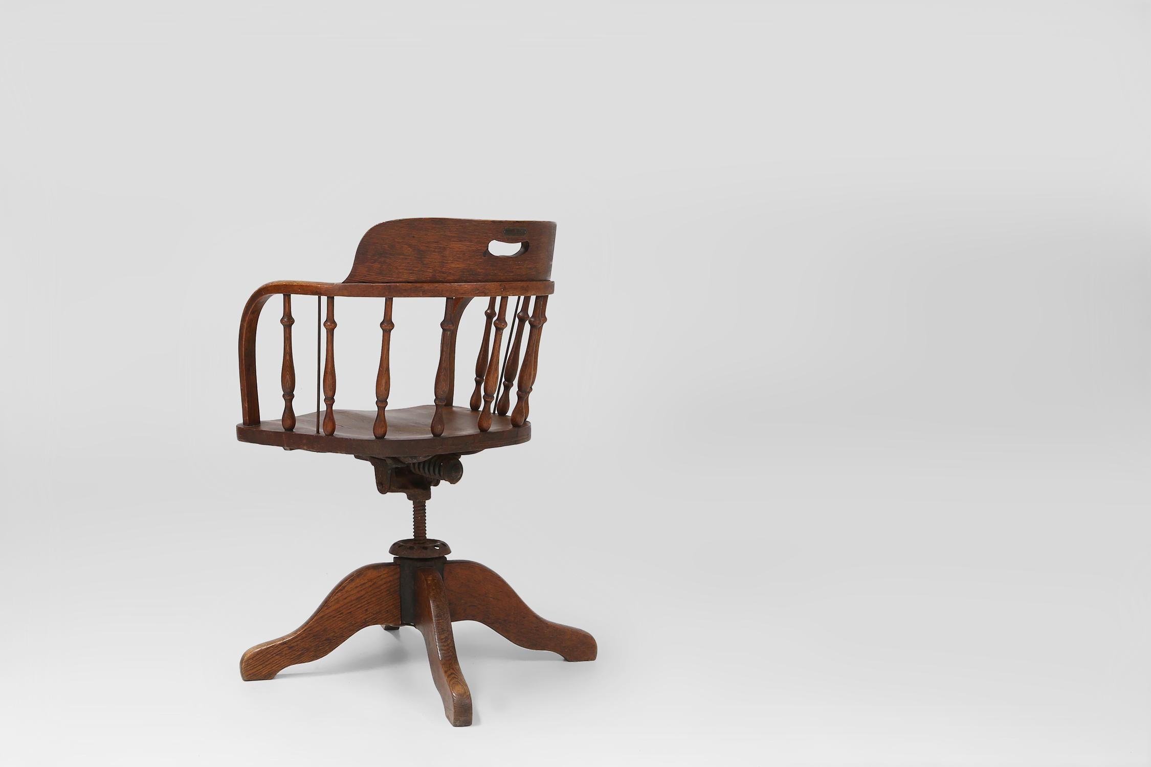 Milieu du XIXe siècle Chaise de bureau de style anglais à base pivotante, vers 1850 en vente