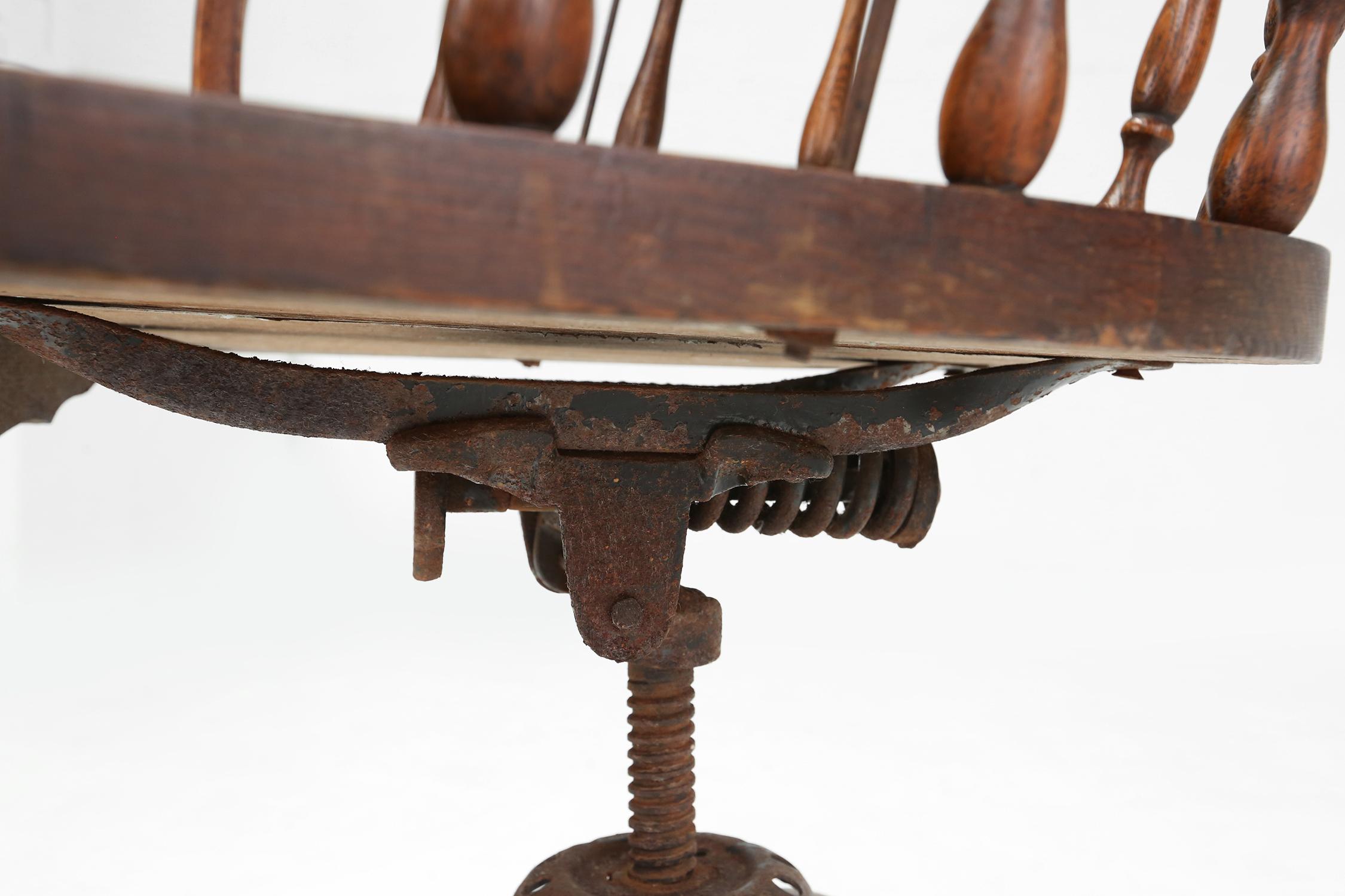 Chaise de bureau de style anglais à base pivotante, vers 1850 en vente 2