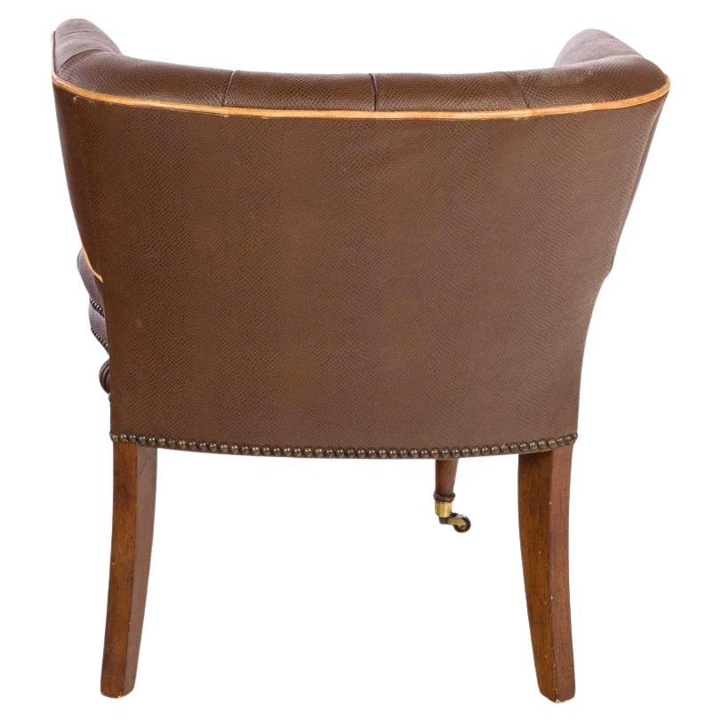 Inglese Sedia da combattimento in finta pelle marrone, stile inglese, con inserti in legno in vendita
