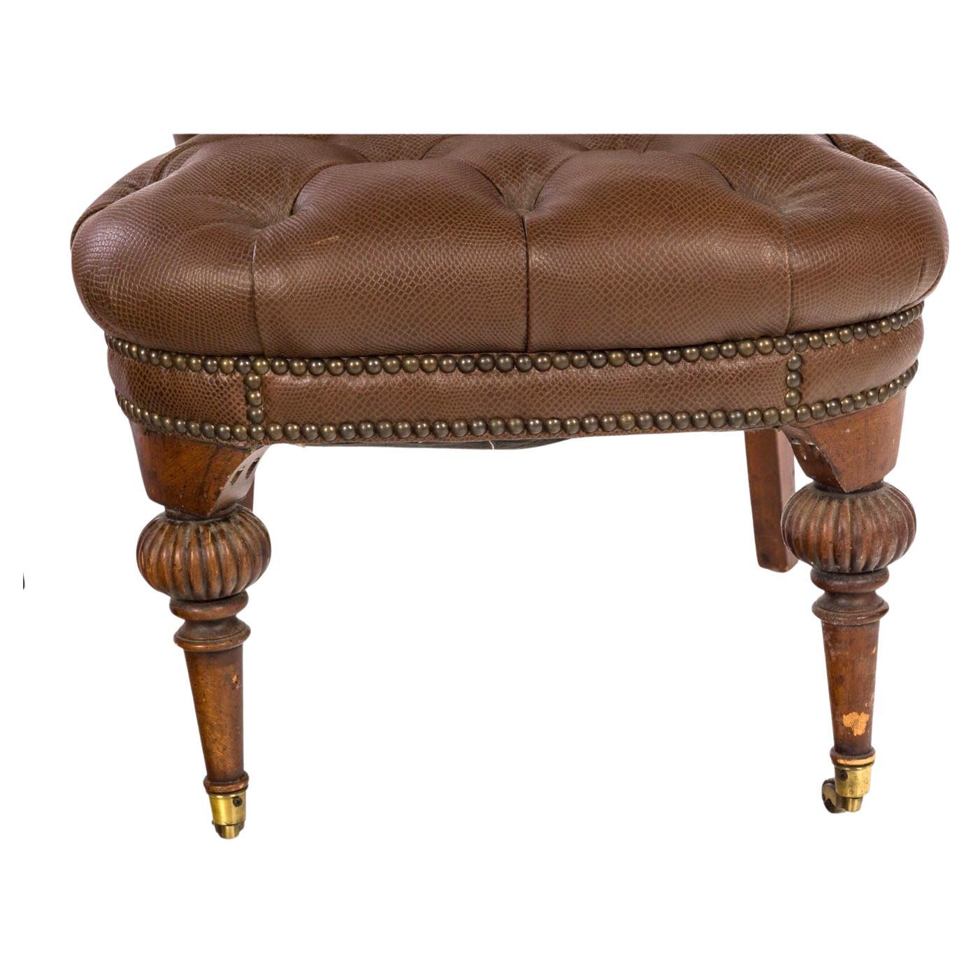 Sedia da combattimento in finta pelle marrone, stile inglese, con inserti in legno In condizioni buone in vendita a Bradenton, FL