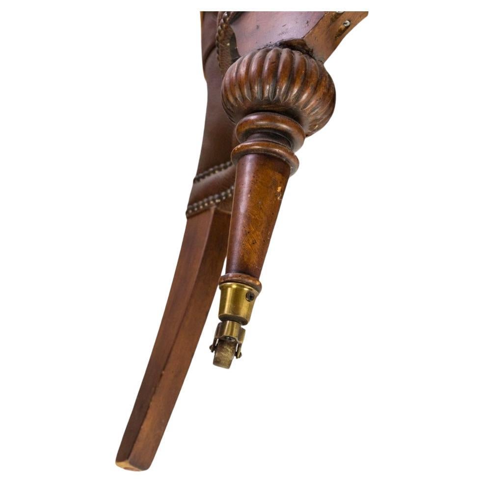 XX secolo Sedia da combattimento in finta pelle marrone, stile inglese, con inserti in legno in vendita