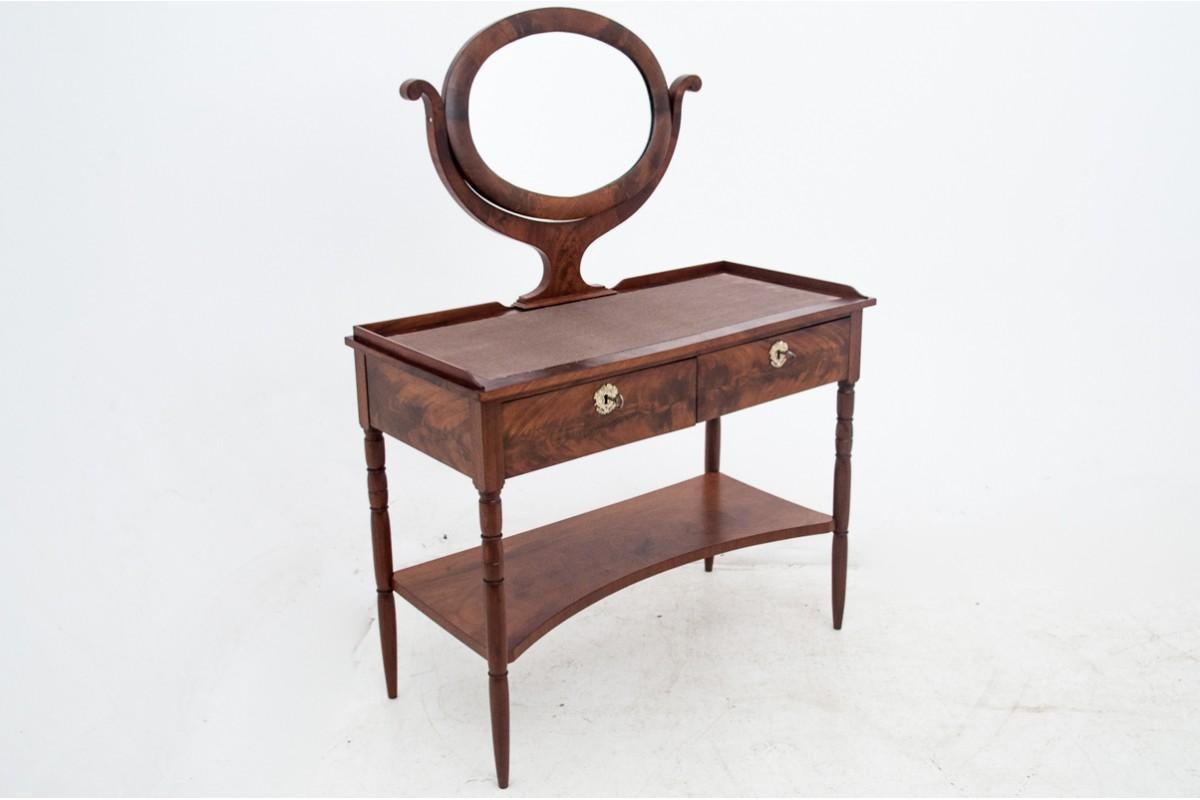English-style dressing table, from circa 1920.

Very good condition. After renovation. 

Measures: Height to the table top 85 x width 105.