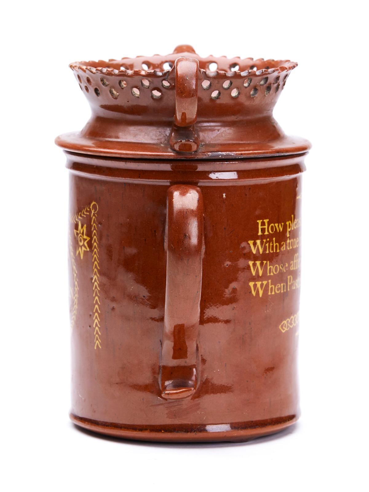Taza con tapa de cerámica roja Slipware inglesa de Sussex con verso, 1819 en venta 2