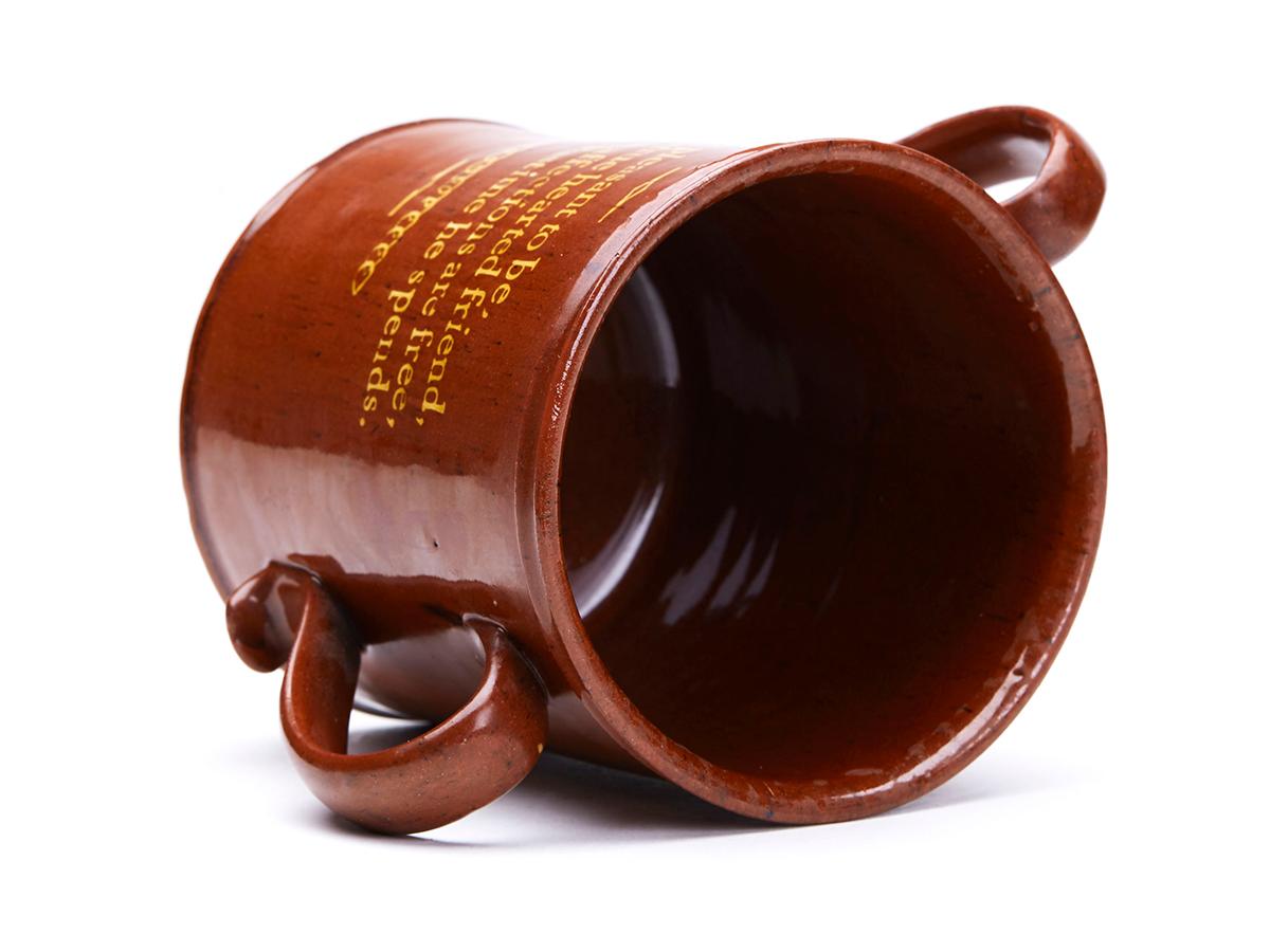 Taza con tapa de cerámica roja Slipware inglesa de Sussex con verso, 1819 Georgiano en venta