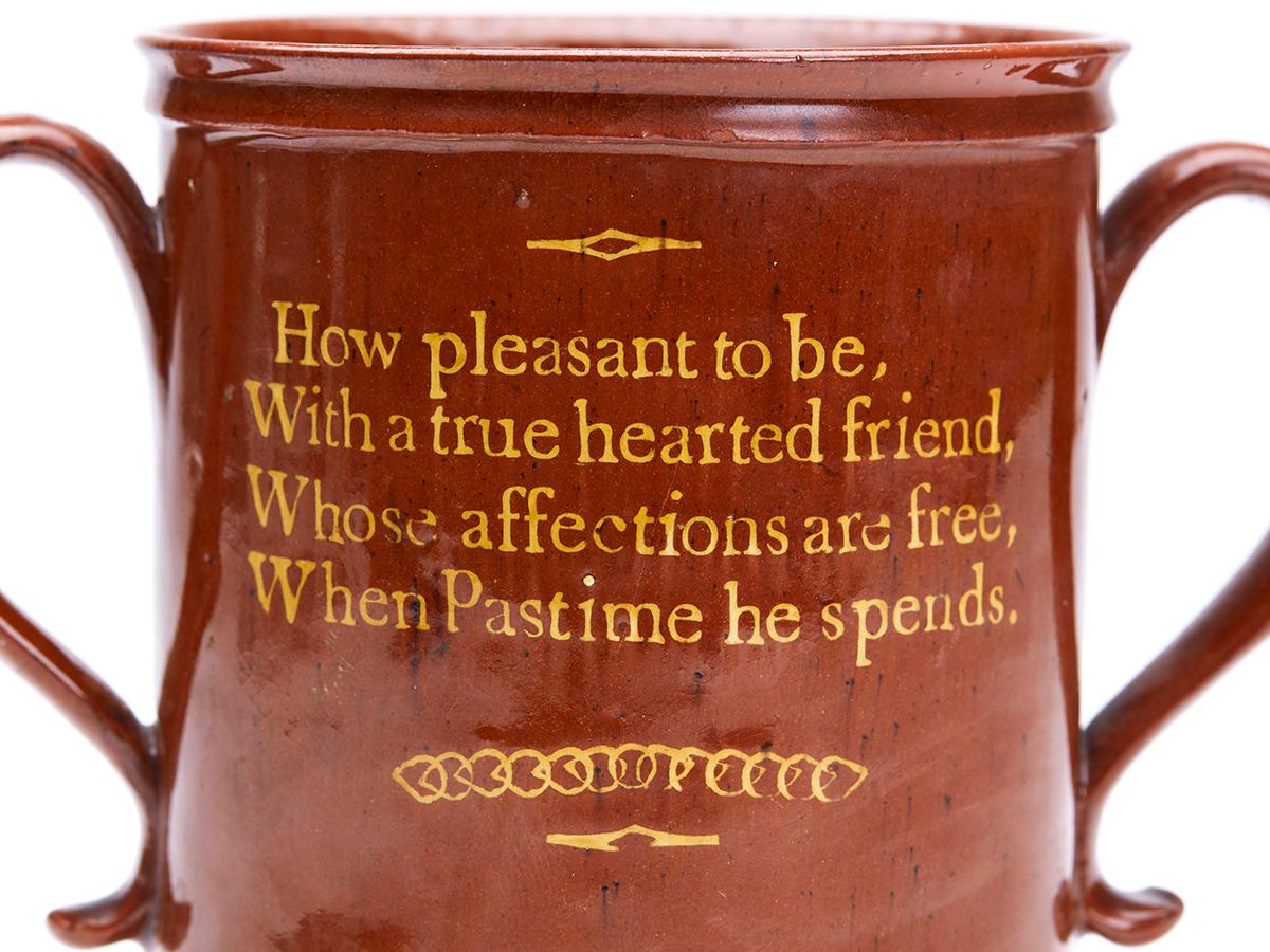 Taza con tapa de cerámica roja Slipware inglesa de Sussex con verso, 1819 Inglés en venta
