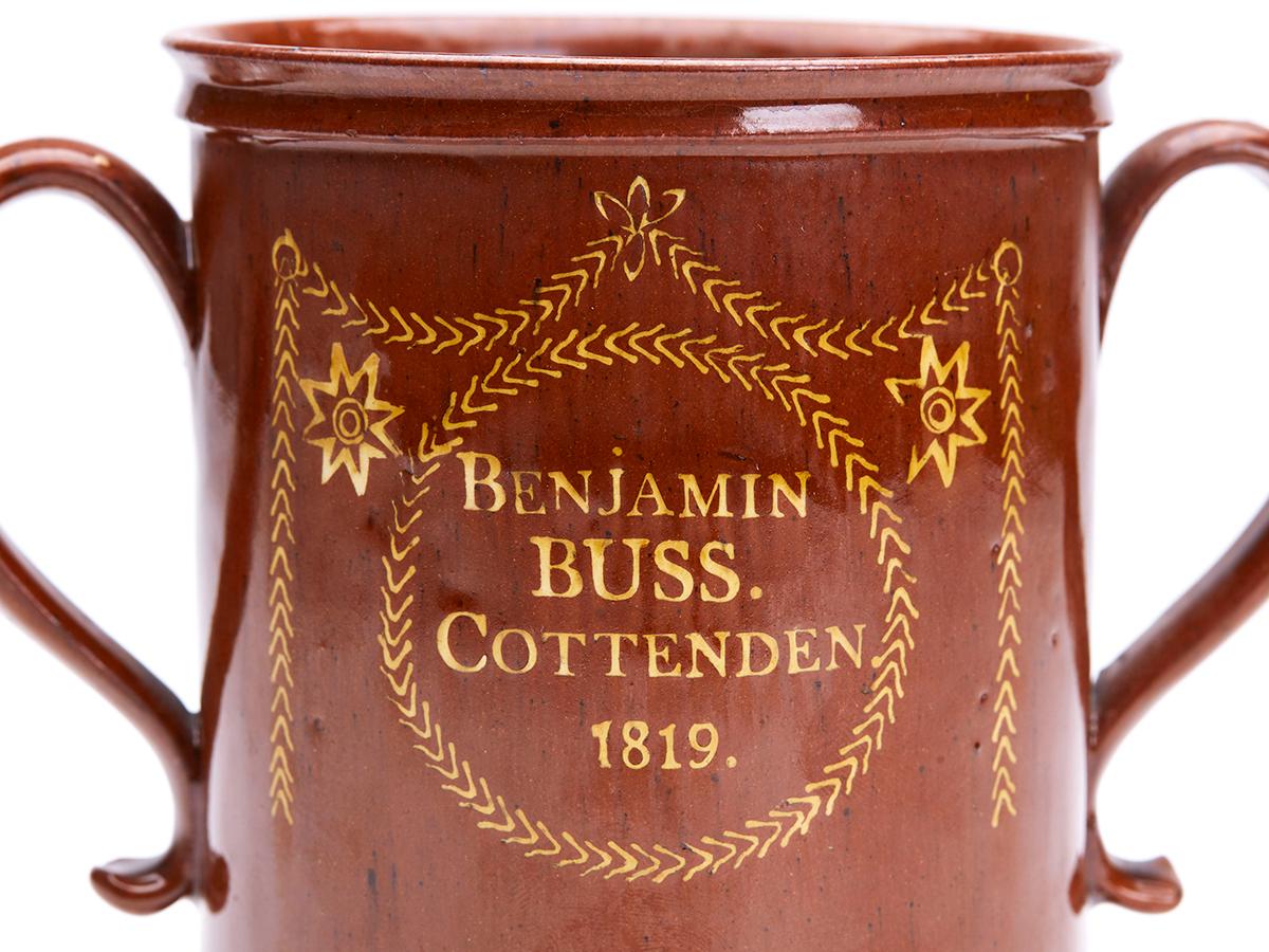 Englische Sussex Slipware Redware Tasse mit Deckel und Versen:: 1819 im Zustand „Gut“ im Angebot in Bishop's Stortford, Hertfordshire