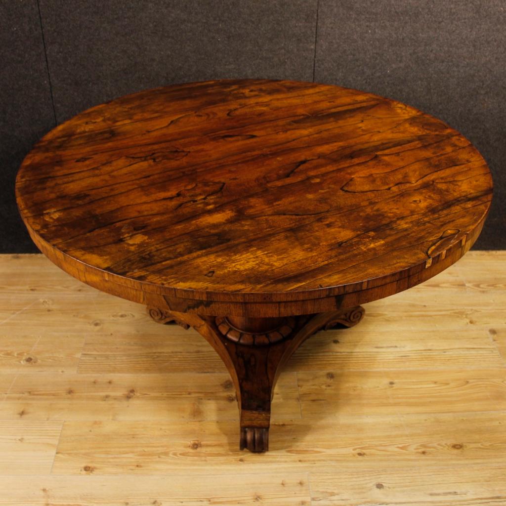 English table from the first half of the 20th century. Furniture carved and veneered in palisander and mahogany of excellent quality. Great lounge table of excellent service. Central leg furniture of good stability and solidity. It presents the lack