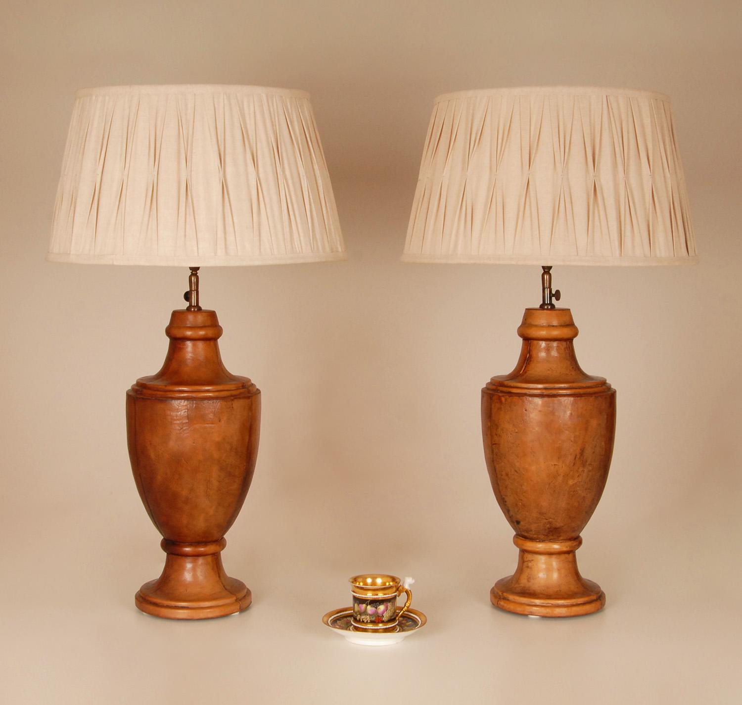 Vintage leather Table Lamps in the Englisch Chesterfield style
Style, English, Vintage, Neoclassical, Mid Century, Traditional, Classic
Design in the manner of :  English Chesterfield style, Aldo Tura
Material: Leather sheepskin and wood and linen