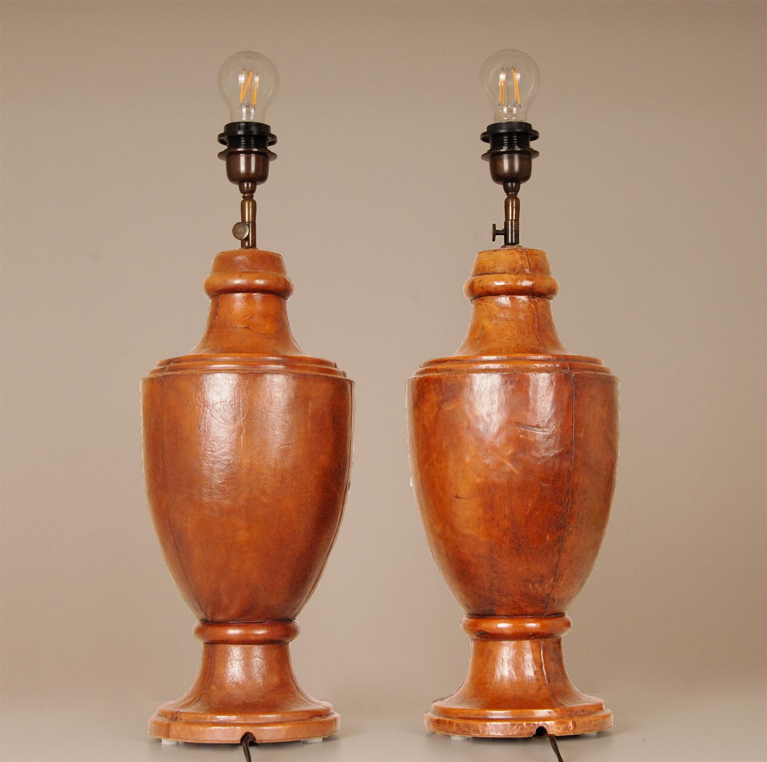 English Table Lamps leather Chesterfield Style Traditional Vase Lamps a pair In Good Condition In Wommelgem, VAN