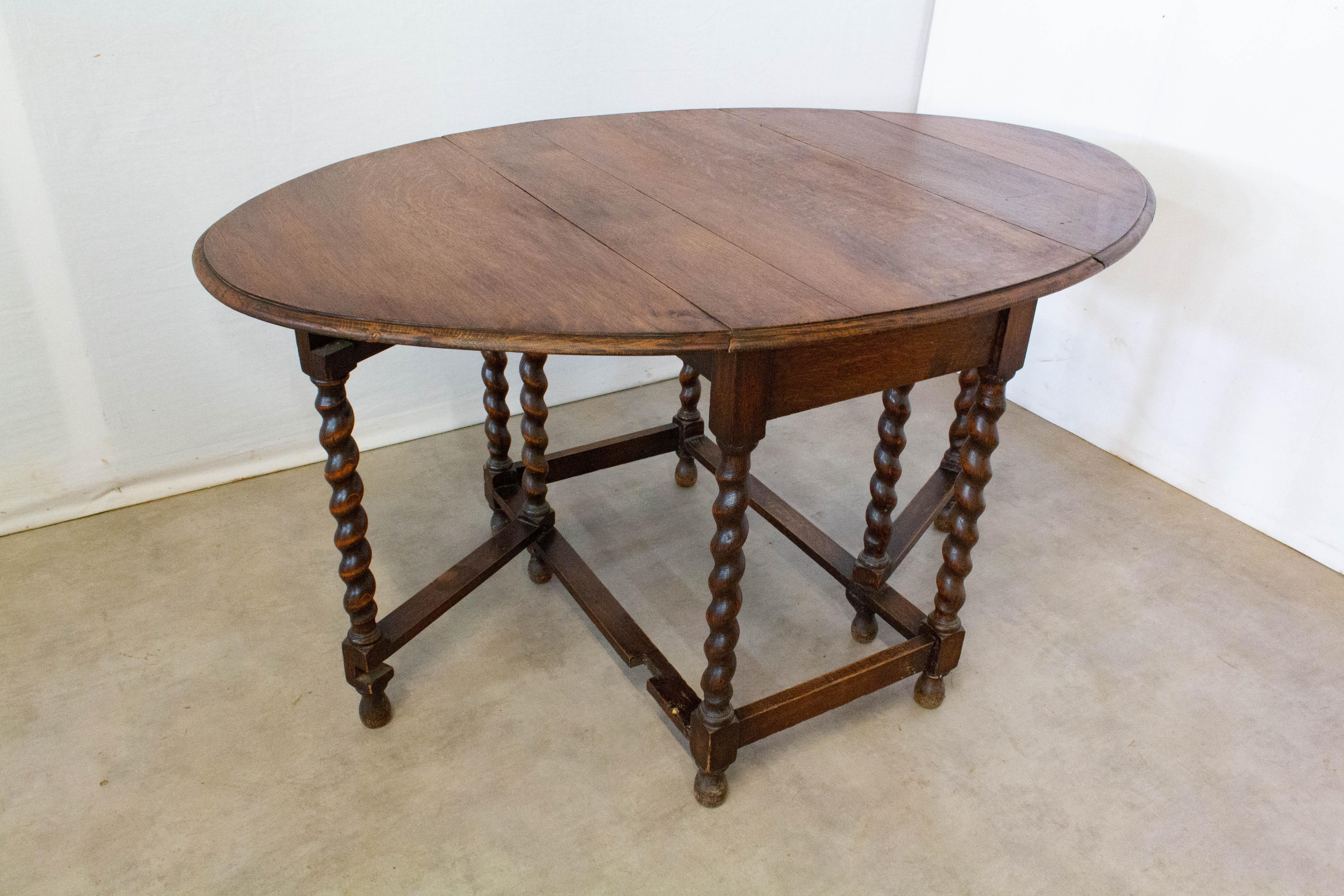 Dining folding table with oval top, oak
Barley twist gate leg and drop leaf
Early 19th century, English
Dimensions when folded: D 43 x W 92 x H 72 cm
Good antique condition with very good patina.

For shipping: 43/92/H72 cm 24kg.
 