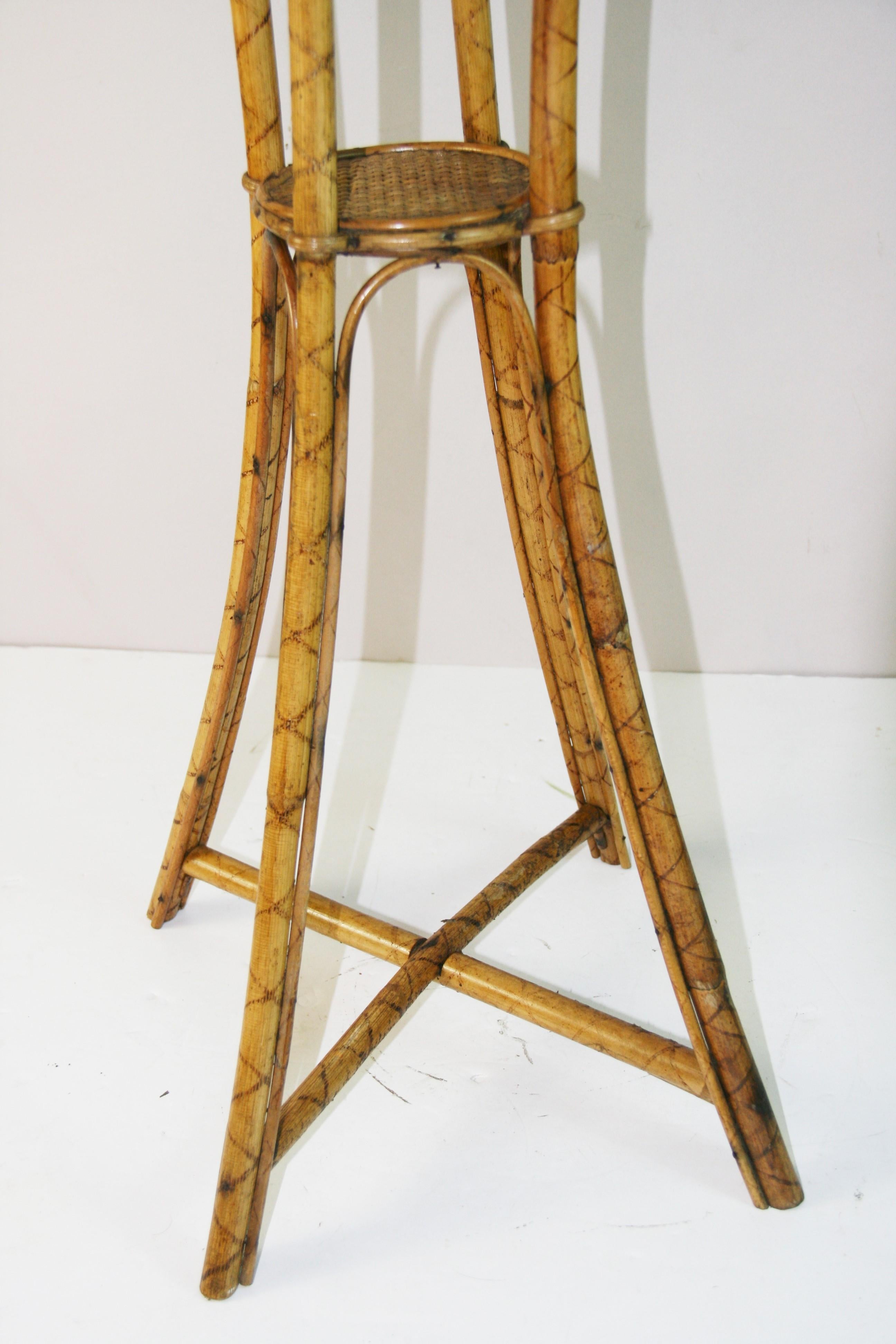 Imitation bambou English Tall Faux Bamboo Wicker Two Tier Plant Stand en vente